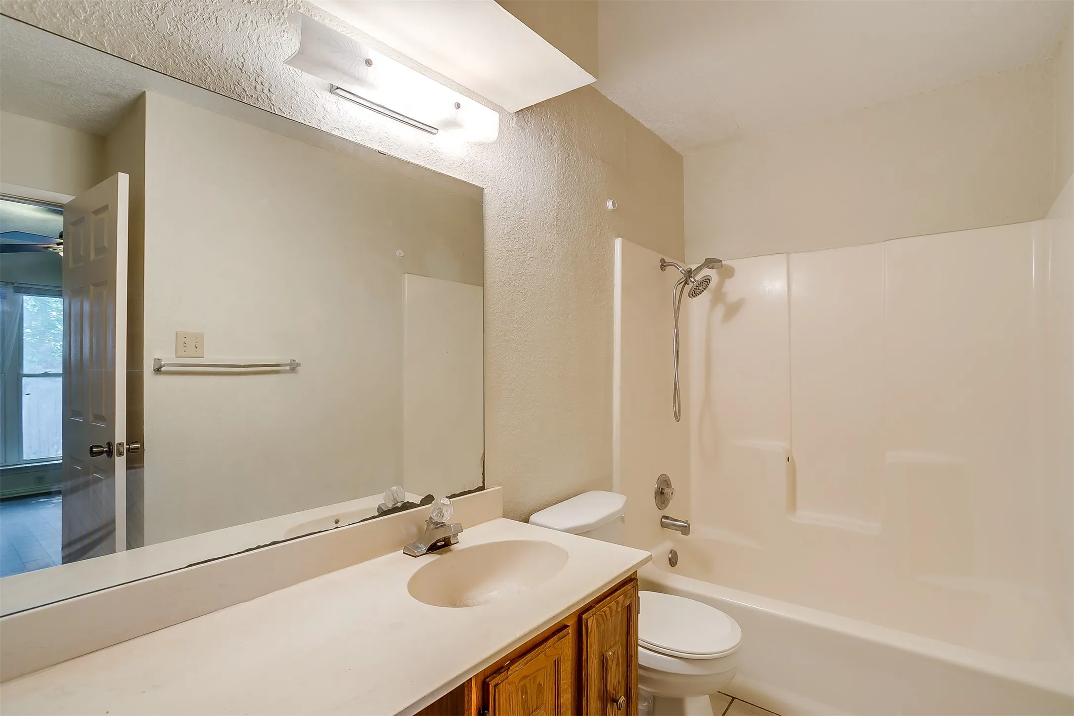 Duplex For Rent in Tarrant County , 127 Allencrest Drive, White Settlement, Texas 76108, 3 Bedroom, 2 Bathroom, 2 Garage spaces, 1,424 Sqft, built in 1984, mls#21356947, Real Estate Agent in White Settlement, Homes For Rent in Tarrant county, Homes For Rent in White Settlement, Realtor in White Settlement Texas, Real Estate Brokerage Independent Realty Texas, Luminita Cordes Realtor