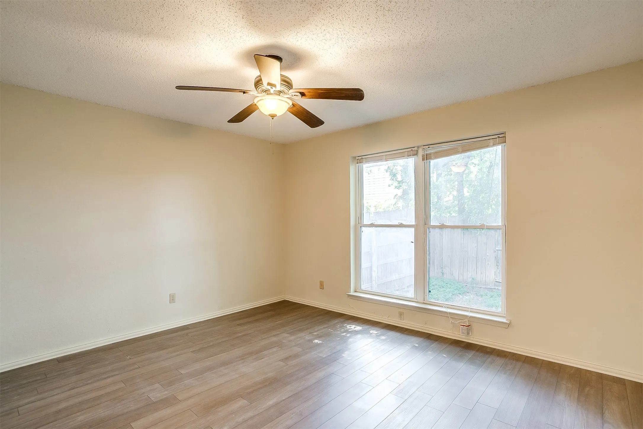 Duplex For Rent in Tarrant County , 127 Allencrest Drive, White Settlement, Texas 76108, 3 Bedroom, 2 Bathroom, 2 Garage spaces, 1,424 Sqft, built in 1984, mls#21356947, Real Estate Agent in White Settlement, Homes For Rent in Tarrant county, Homes For Rent in White Settlement, Realtor in White Settlement Texas, Real Estate Brokerage Independent Realty Texas, Luminita Cordes Realtor