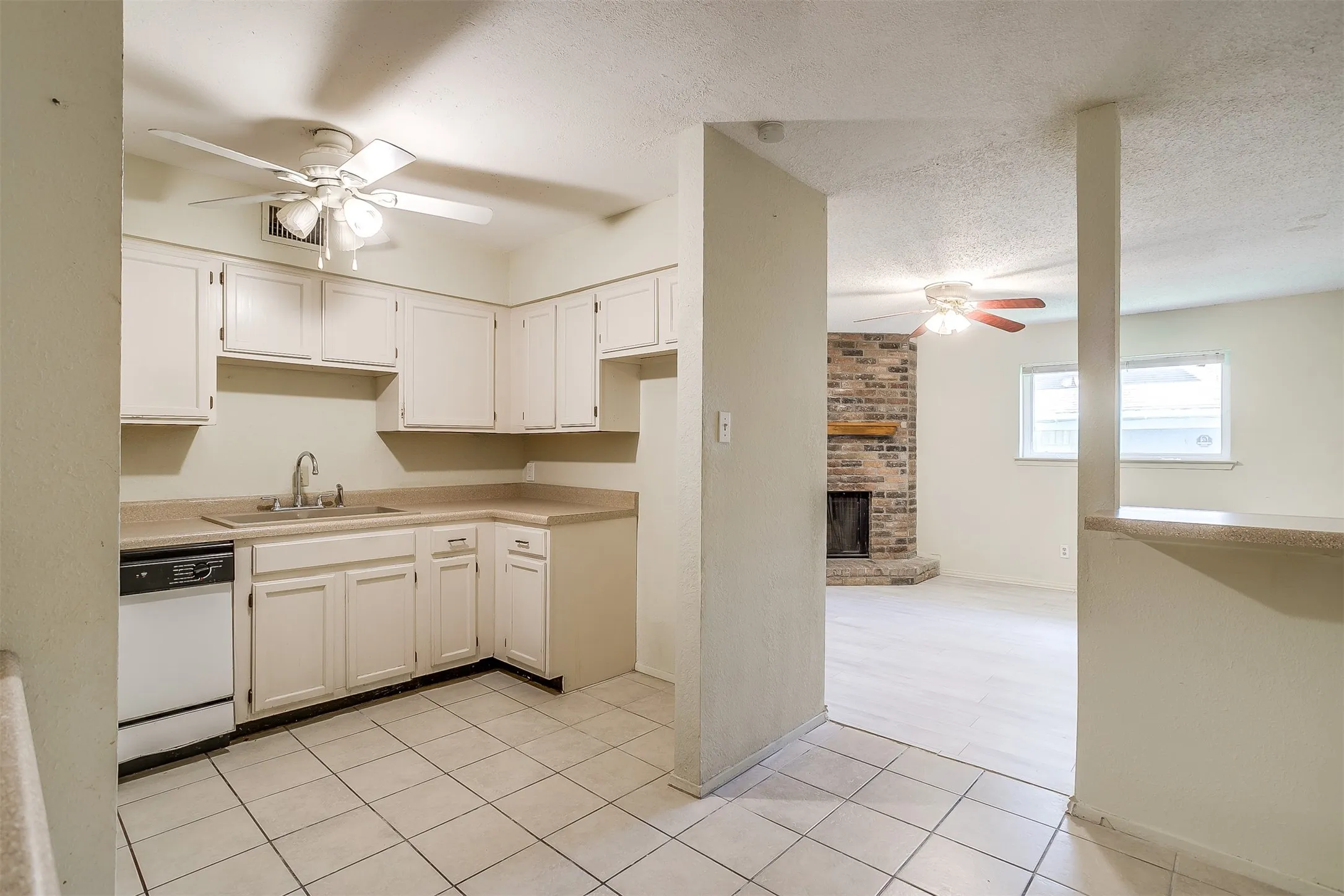 Duplex For Rent in Tarrant County , 127 Allencrest Drive, White Settlement, Texas 76108, 3 Bedroom, 2 Bathroom, 2 Garage spaces, 1,424 Sqft, built in 1984, mls#21356947, Real Estate Agent in White Settlement, Homes For Rent in Tarrant county, Homes For Rent in White Settlement, Realtor in White Settlement Texas, Real Estate Brokerage Independent Realty Texas, Luminita Cordes Realtor