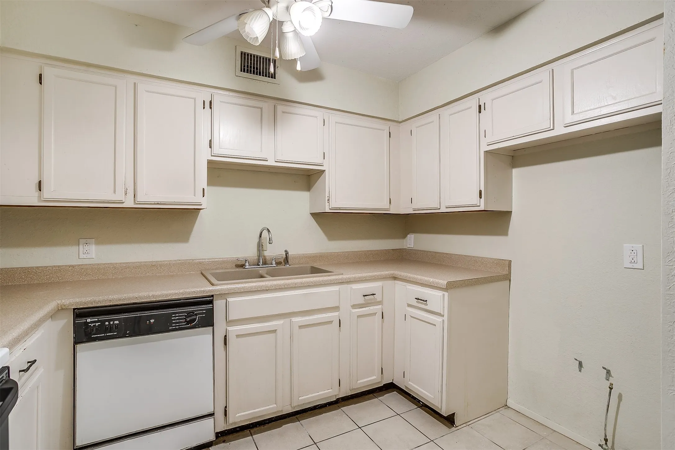 Duplex For Rent in Tarrant County , 127 Allencrest Drive, White Settlement, Texas 76108, 3 Bedroom, 2 Bathroom, 2 Garage spaces, 1,424 Sqft, built in 1984, mls#21356947, Real Estate Agent in White Settlement, Homes For Rent in Tarrant county, Homes For Rent in White Settlement, Realtor in White Settlement Texas, Real Estate Brokerage Independent Realty Texas, Luminita Cordes Realtor