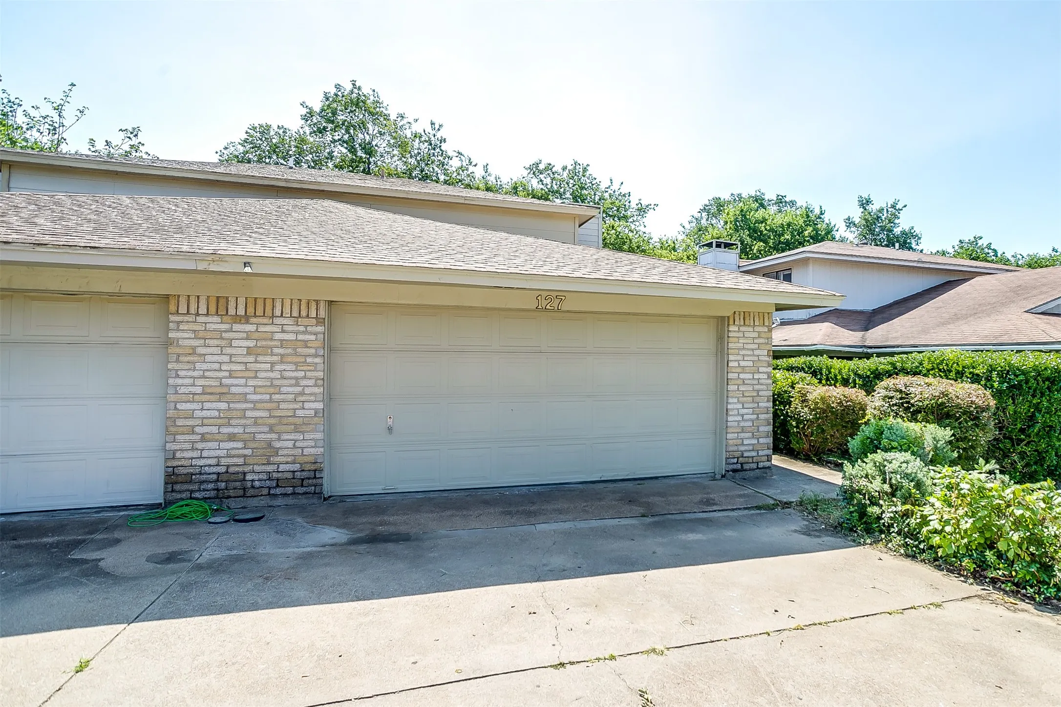 Duplex For Rent in Tarrant County , 127 Allencrest Drive, White Settlement, Texas 76108, 3 Bedroom, 2 Bathroom, 2 Garage spaces, 1,424 Sqft, built in 1984, mls#21356947, Real Estate Agent in White Settlement, Homes For Rent in Tarrant county, Homes For Rent in White Settlement, Realtor in White Settlement Texas, Real Estate Brokerage Independent Realty Texas, Luminita Cordes Realtor