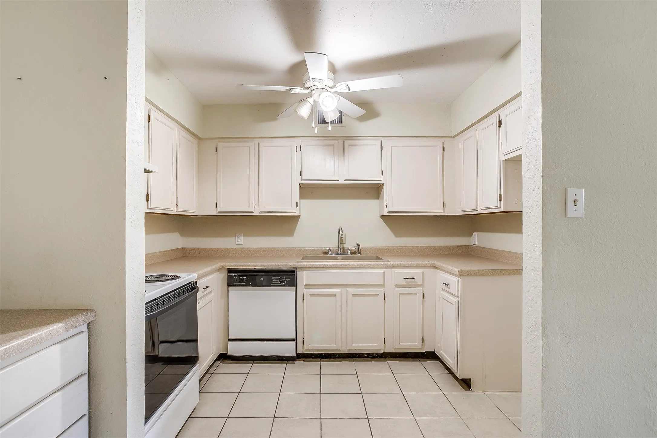 Duplex For Rent in Tarrant County , 127 Allencrest Drive, White Settlement, Texas 76108, 3 Bedroom, 2 Bathroom, 2 Garage spaces, 1,424 Sqft, built in 1984, mls#21356947, Real Estate Agent in White Settlement, Homes For Rent in Tarrant county, Homes For Rent in White Settlement, Realtor in White Settlement Texas, Real Estate Brokerage Independent Realty Texas, Luminita Cordes Realtor