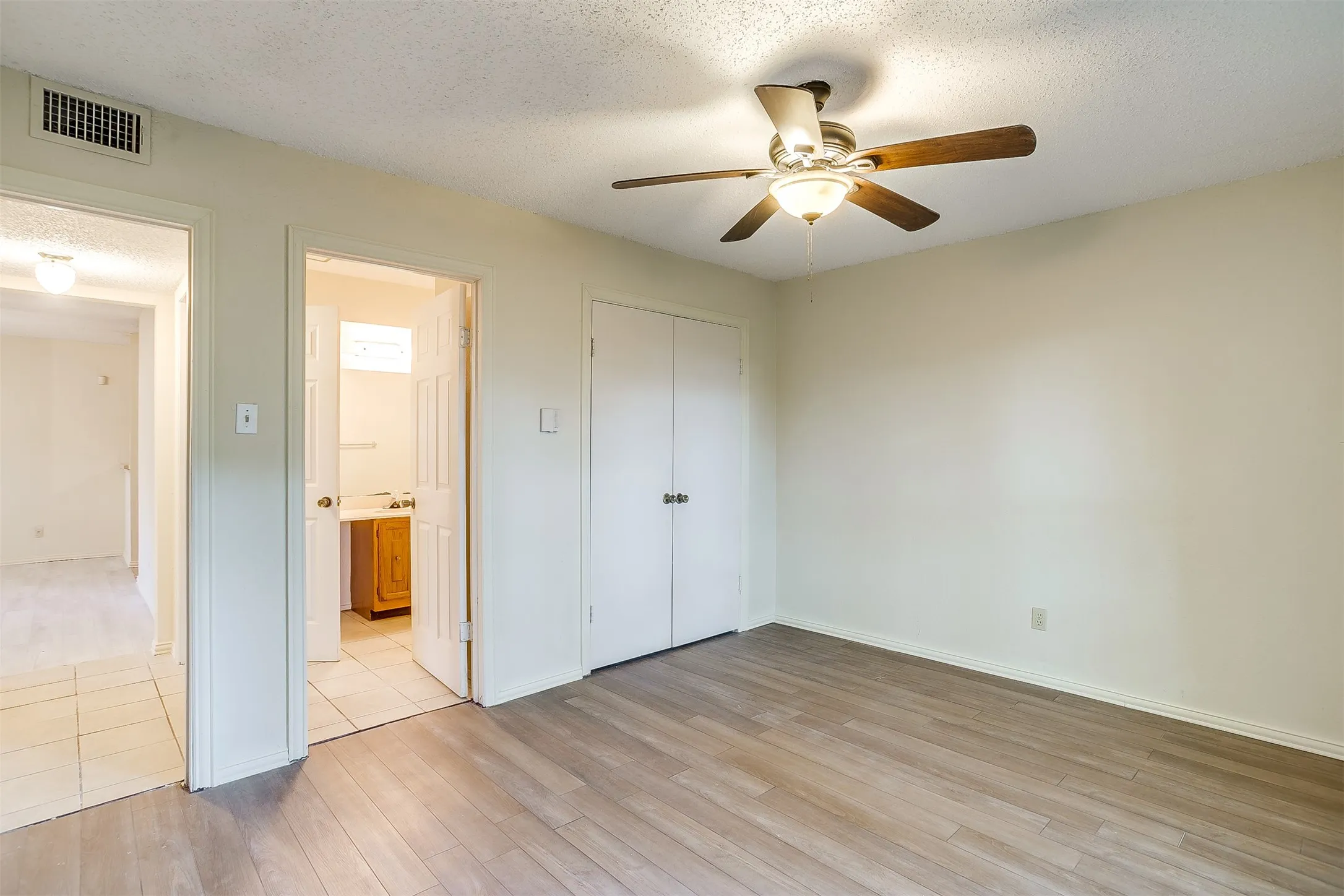 Duplex For Rent in Tarrant County , 127 Allencrest Drive, White Settlement, Texas 76108, 3 Bedroom, 2 Bathroom, 2 Garage spaces, 1,424 Sqft, built in 1984, mls#21356947, Real Estate Agent in White Settlement, Homes For Rent in Tarrant county, Homes For Rent in White Settlement, Realtor in White Settlement Texas, Real Estate Brokerage Independent Realty Texas, Luminita Cordes Realtor