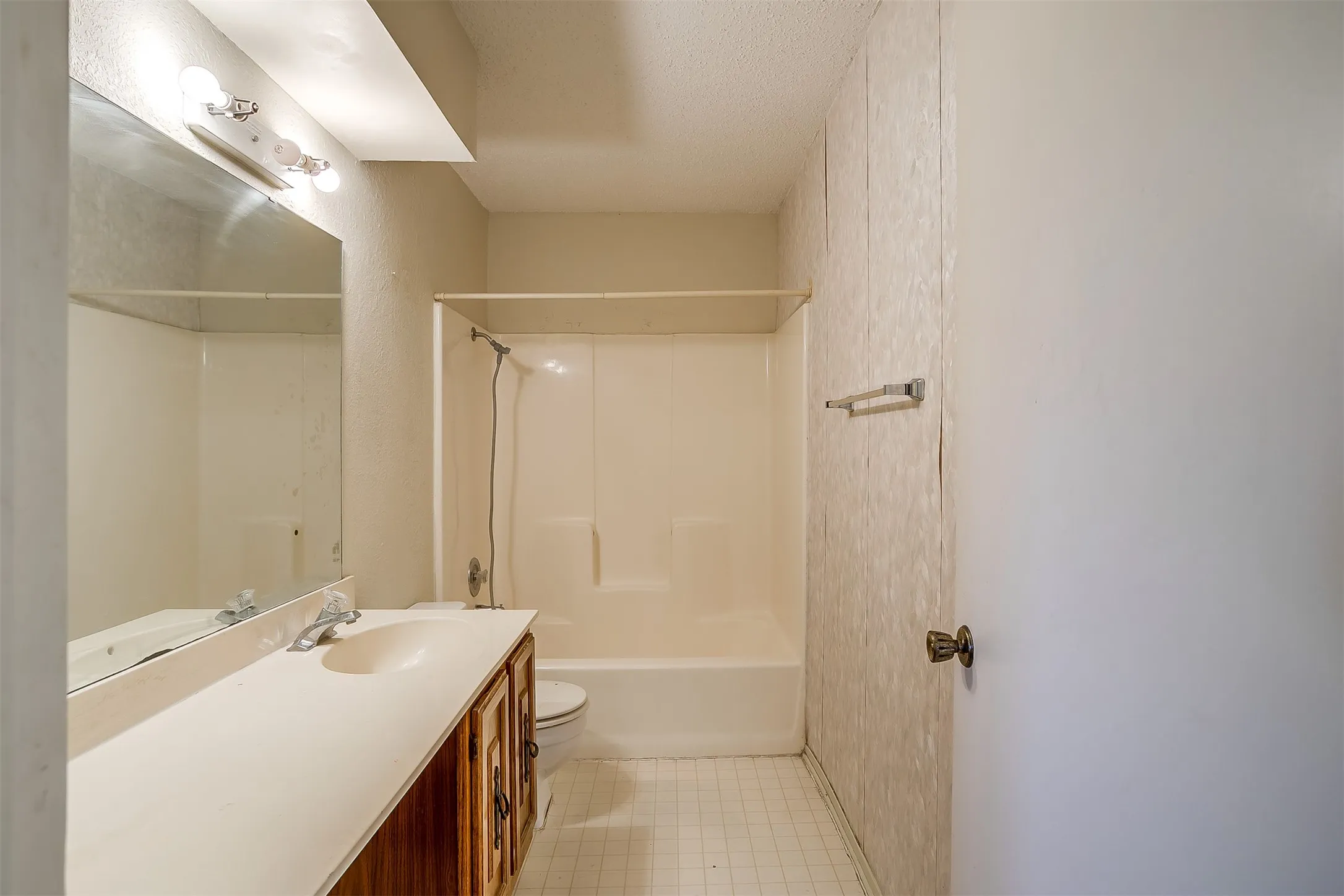 Duplex For Rent in Tarrant County , 127 Allencrest Drive, White Settlement, Texas 76108, 3 Bedroom, 2 Bathroom, 2 Garage spaces, 1,424 Sqft, built in 1984, mls#21356947, Real Estate Agent in White Settlement, Homes For Rent in Tarrant county, Homes For Rent in White Settlement, Realtor in White Settlement Texas, Real Estate Brokerage Independent Realty Texas, Luminita Cordes Realtor