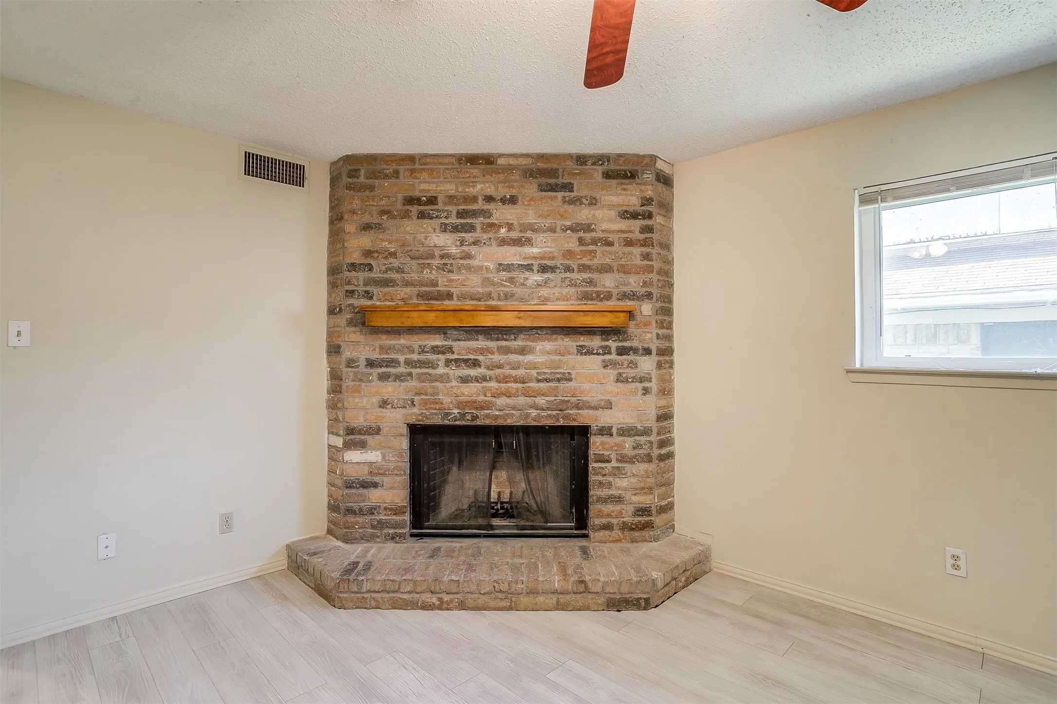 Duplex For Rent in Tarrant County , 127 Allencrest Drive, White Settlement, Texas 76108, 3 Bedroom, 2 Bathroom, 2 Garage spaces, 1,424 Sqft, built in 1984, mls#21356947, Real Estate Agent in White Settlement, Homes For Rent in Tarrant county, Homes For Rent in White Settlement, Realtor in White Settlement Texas, Real Estate Brokerage Independent Realty Texas, Luminita Cordes Realtor