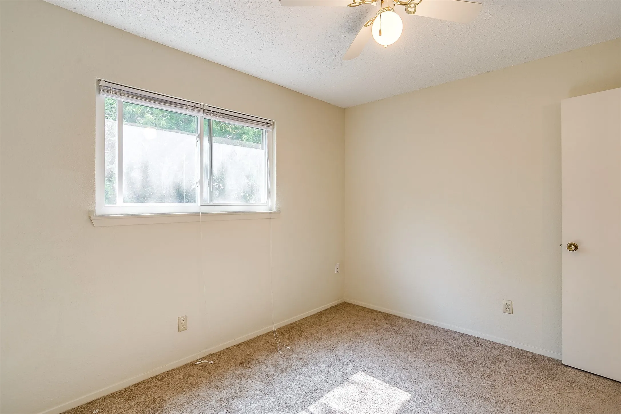 Duplex For Rent in Tarrant County , 127 Allencrest Drive, White Settlement, Texas 76108, 3 Bedroom, 2 Bathroom, 2 Garage spaces, 1,424 Sqft, built in 1984, mls#21356947, Real Estate Agent in White Settlement, Homes For Rent in Tarrant county, Homes For Rent in White Settlement, Realtor in White Settlement Texas, Real Estate Brokerage Independent Realty Texas, Luminita Cordes Realtor