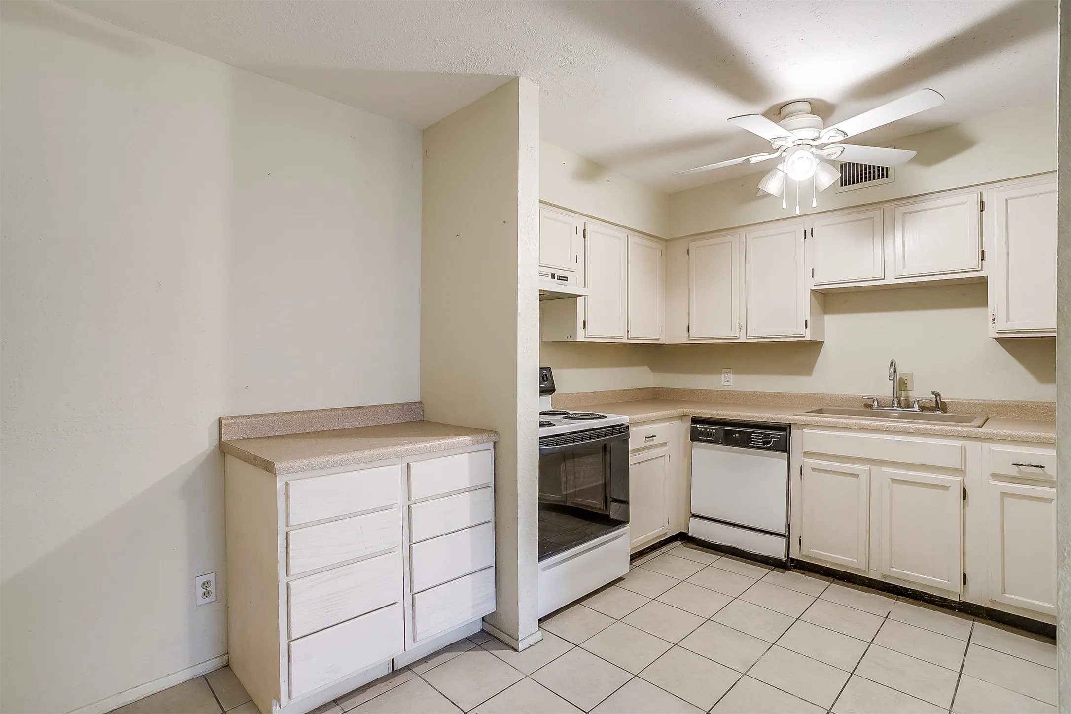 Duplex For Rent in Tarrant County , 127 Allencrest Drive, White Settlement, Texas 76108, 3 Bedroom, 2 Bathroom, 2 Garage spaces, 1,424 Sqft, built in 1984, mls#21356947, Real Estate Agent in White Settlement, Homes For Rent in Tarrant county, Homes For Rent in White Settlement, Realtor in White Settlement Texas, Real Estate Brokerage Independent Realty Texas, Luminita Cordes Realtor