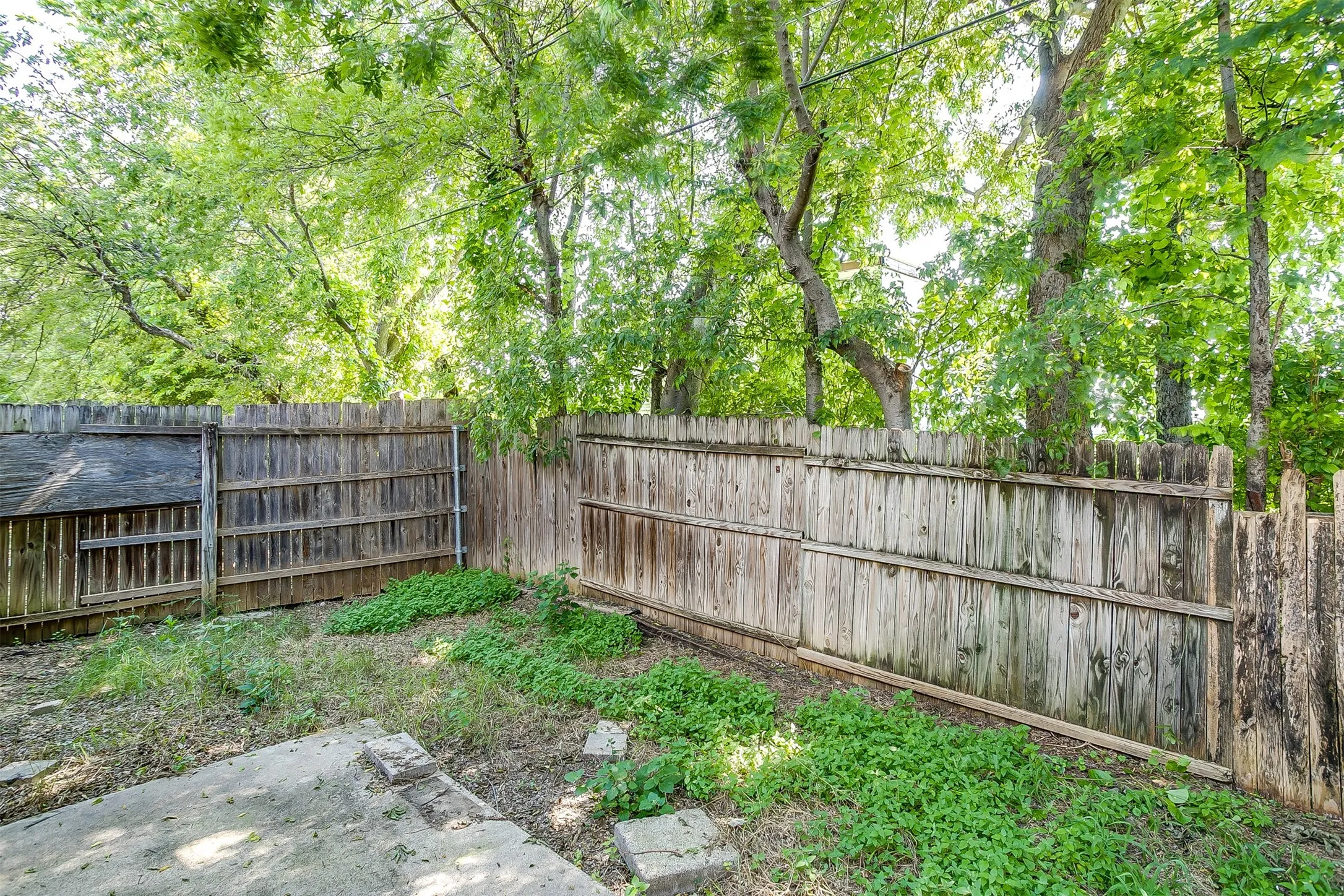 Duplex For Rent in Tarrant County , 127 Allencrest Drive, White Settlement, Texas 76108, 3 Bedroom, 2 Bathroom, 2 Garage spaces, 1,424 Sqft, built in 1984, mls#21356947, Real Estate Agent in White Settlement, Homes For Rent in Tarrant county, Homes For Rent in White Settlement, Realtor in White Settlement Texas, Real Estate Brokerage Independent Realty Texas, Luminita Cordes Realtor