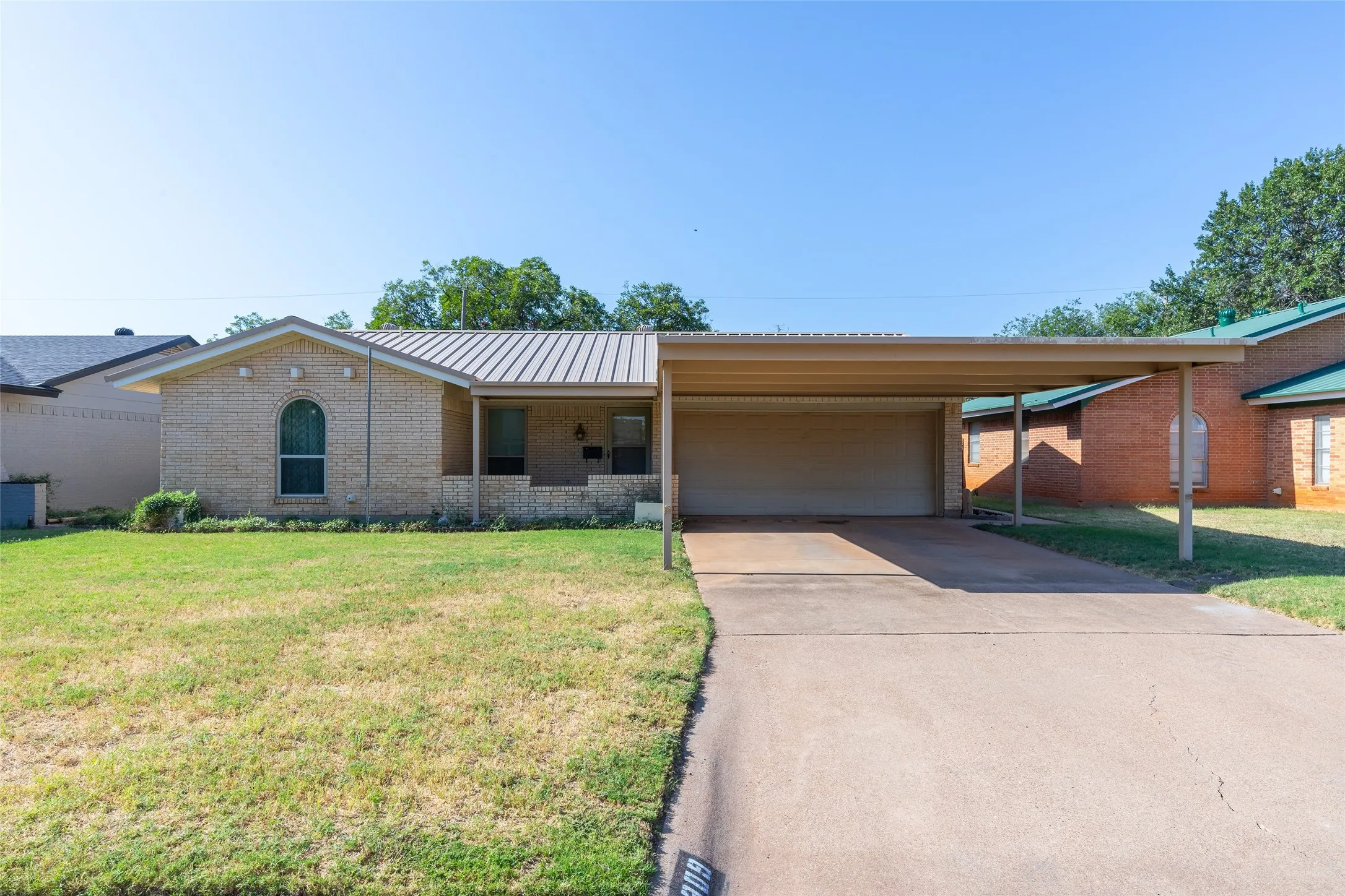 Single Family Residence For Sale in Taylor County , 5309 Llano Street, Abilene, Texas 79605, 3 Bedroom, 2 Bathroom, 2 Garage spaces, 1,754 Sqft, built in 1972, mls#21357205, Real Estate Agent in Abilene, Homes For Sale in Taylor county, Homes For Sale in Abilene, Realtor in Abilene Texas, Real Estate Brokerage Independent Realty Texas, Luminita Cordes Realtor