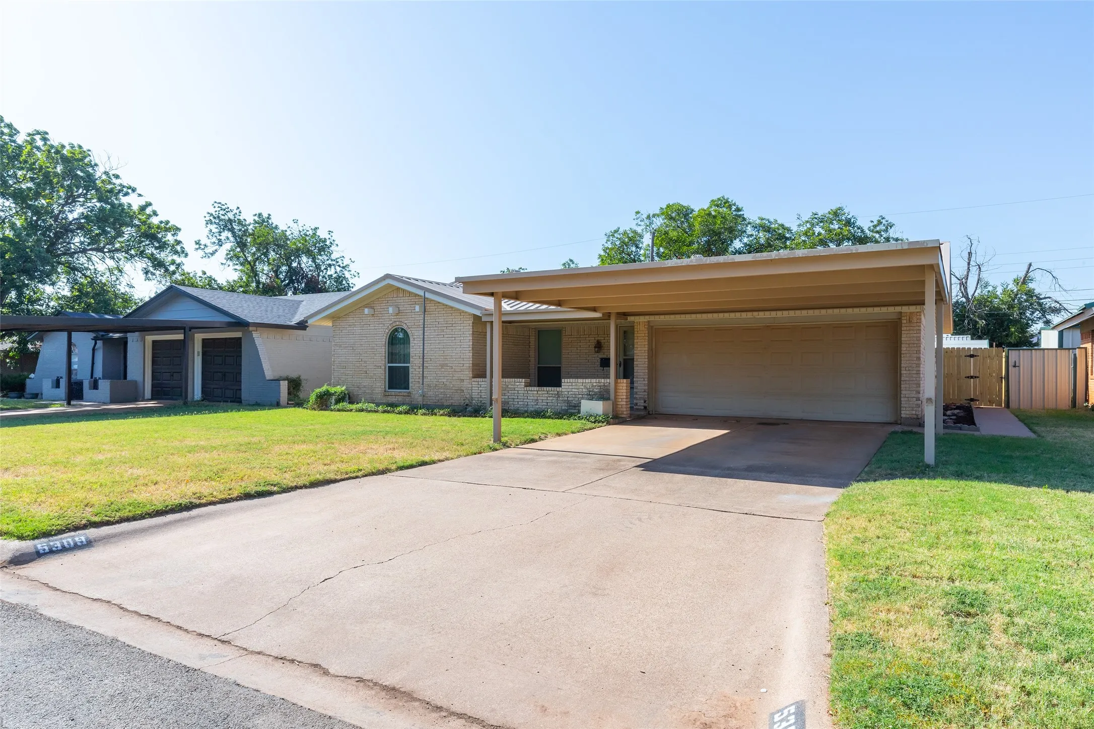 Single Family Residence For Sale in Taylor County , 5309 Llano Street, Abilene, Texas 79605, 3 Bedroom, 2 Bathroom, 2 Garage spaces, 1,754 Sqft, built in 1972, mls#21357205, Real Estate Agent in Abilene, Homes For Sale in Taylor county, Homes For Sale in Abilene, Realtor in Abilene Texas, Real Estate Brokerage Independent Realty Texas, Luminita Cordes Realtor