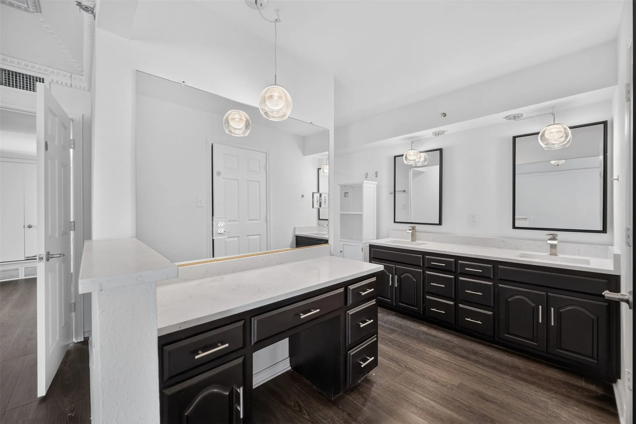 Single Family Residence For Sale in Dallas County , 1319 Birkenhead Court, Dallas, Texas 75204, 3 Bedroom, 3 Bathroom, 2 Garage spaces, 2,421 Sqft, built in 1979, mls#21360516, Real Estate Agent in Dallas, Homes For Sale in Dallas county, Homes For Sale in Dallas, Realtor in Dallas Texas, Real Estate Brokerage Independent Realty Texas, Luminita Cordes Realtor