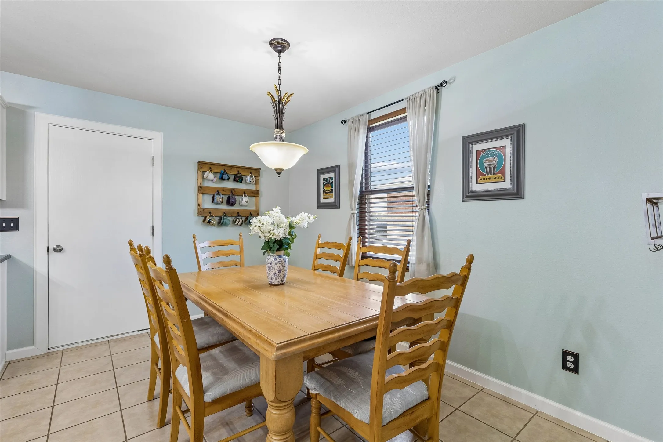 Casual Dining with Everyday Convenience – Positioned beside the kitchen, the breakfast area offers a comfortable place for daily meals with natural light and easy access to the main cooking and gathering spaces.