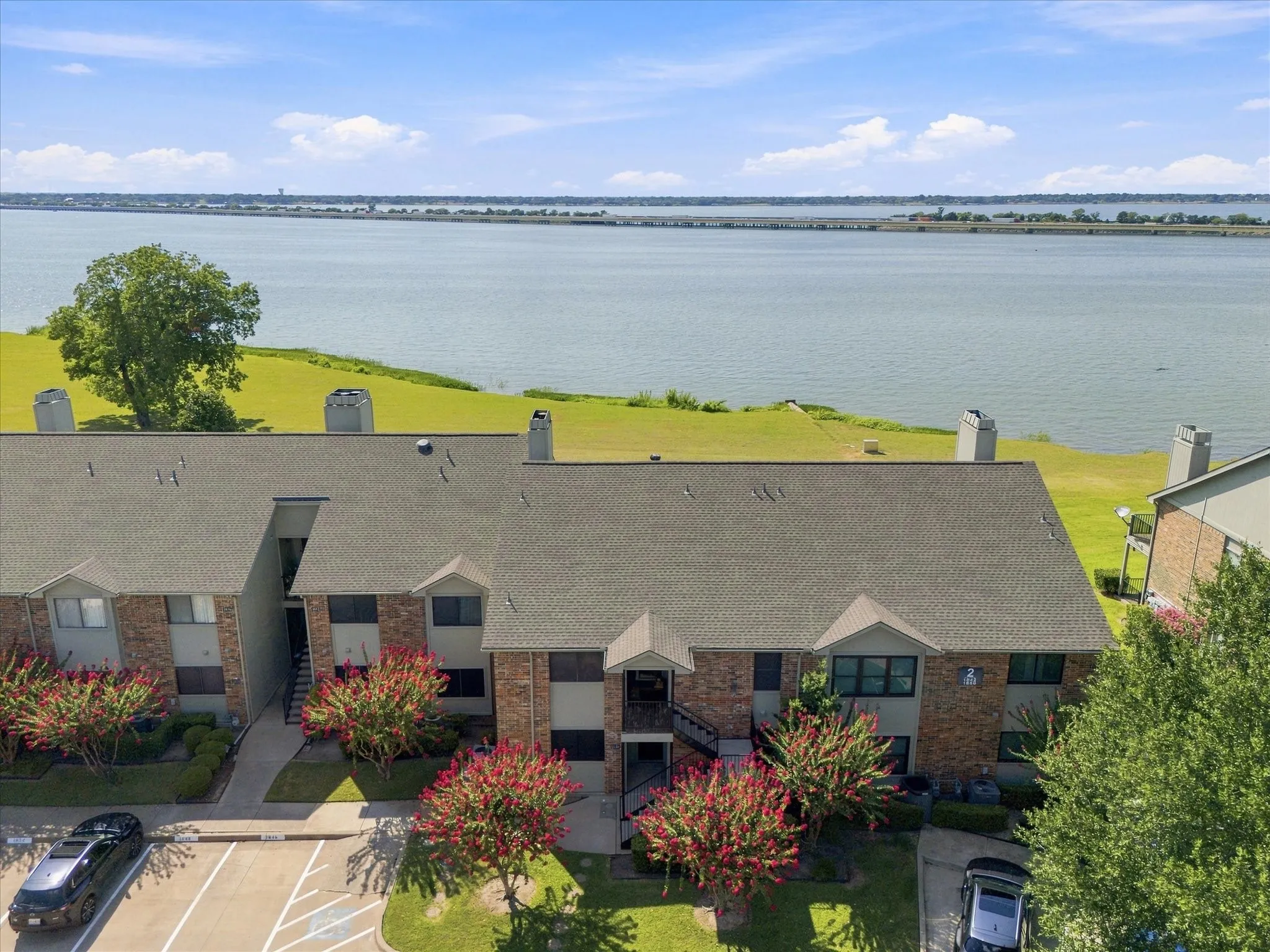Unobstructed lakefront views