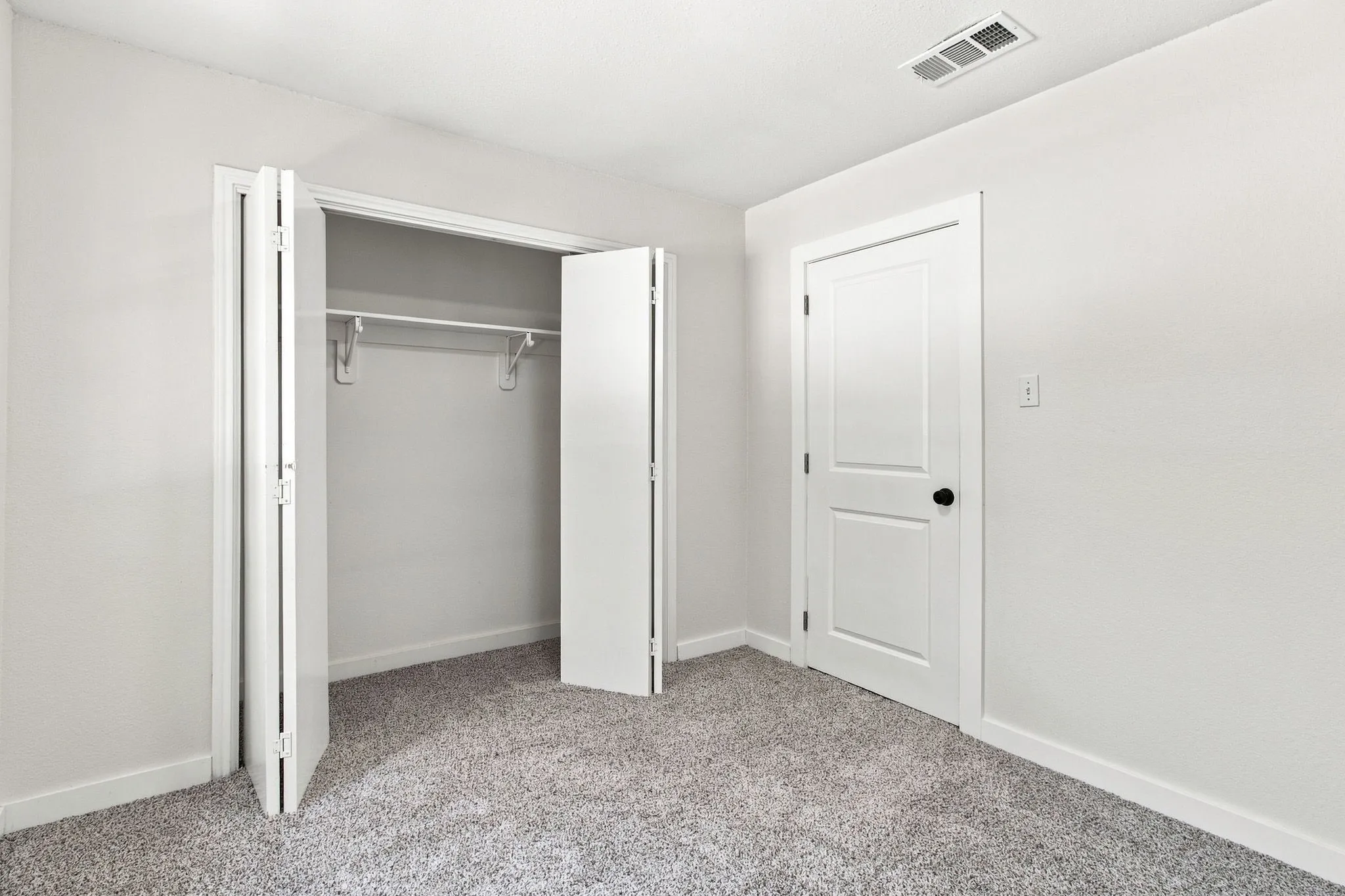 Single Family Residence For Sale in Denton County , 1308 Golden Gate Drive, Carrollton, Texas 75007, 3 Bedroom, 3 Bathroom, 2 Garage spaces, 1,653 Sqft, built in 1986, mls#21352595, Real Estate Agent in Carrollton, Homes For Sale in Denton county, Homes For Sale in Carrollton, Realtor in Carrollton Texas, Real Estate Brokerage Independent Realty Texas, Luminita Cordes Realtor