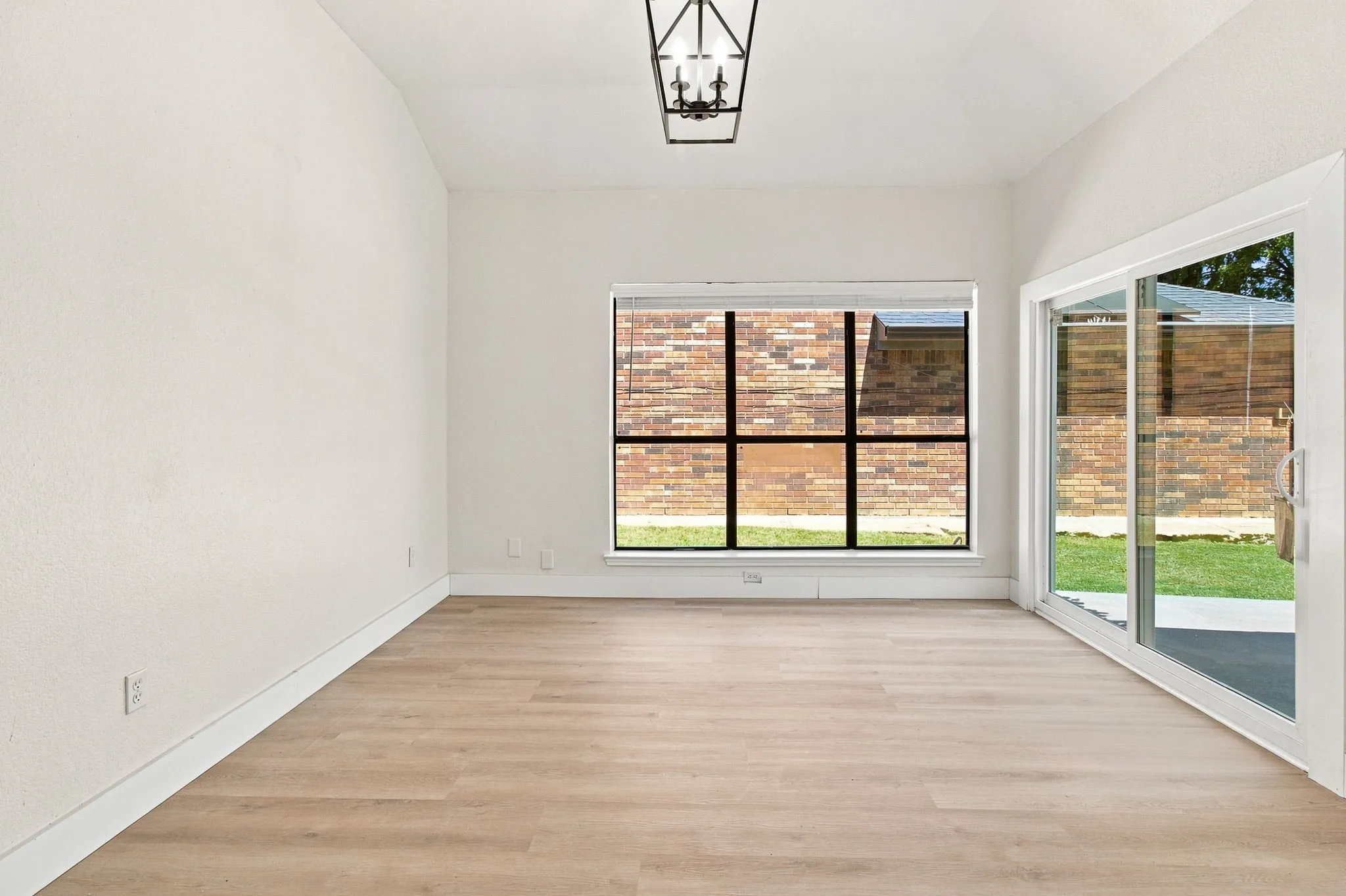 Single Family Residence For Sale in Denton County , 1308 Golden Gate Drive, Carrollton, Texas 75007, 3 Bedroom, 3 Bathroom, 2 Garage spaces, 1,653 Sqft, built in 1986, mls#21352595, Real Estate Agent in Carrollton, Homes For Sale in Denton county, Homes For Sale in Carrollton, Realtor in Carrollton Texas, Real Estate Brokerage Independent Realty Texas, Luminita Cordes Realtor