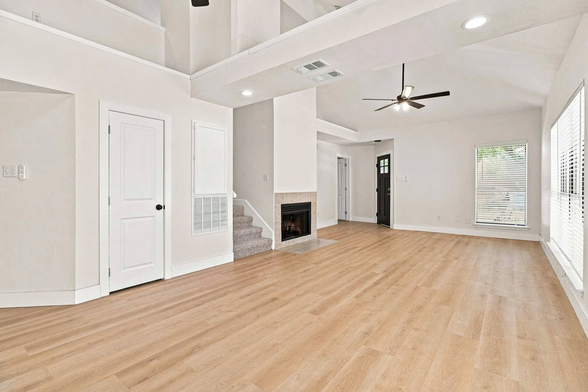 Single Family Residence For Sale in Denton County , 1308 Golden Gate Drive, Carrollton, Texas 75007, 3 Bedroom, 3 Bathroom, 2 Garage spaces, 1,653 Sqft, built in 1986, mls#21352595, Real Estate Agent in Carrollton, Homes For Sale in Denton county, Homes For Sale in Carrollton, Realtor in Carrollton Texas, Real Estate Brokerage Independent Realty Texas, Luminita Cordes Realtor