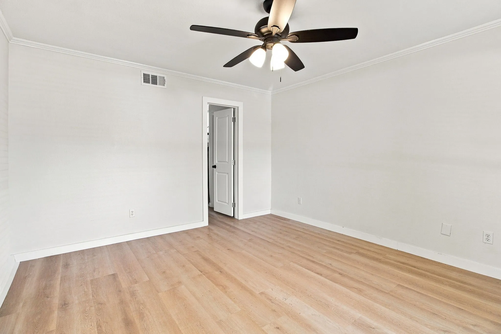 Single Family Residence For Sale in Denton County , 1308 Golden Gate Drive, Carrollton, Texas 75007, 3 Bedroom, 3 Bathroom, 2 Garage spaces, 1,653 Sqft, built in 1986, mls#21352595, Real Estate Agent in Carrollton, Homes For Sale in Denton county, Homes For Sale in Carrollton, Realtor in Carrollton Texas, Real Estate Brokerage Independent Realty Texas, Luminita Cordes Realtor