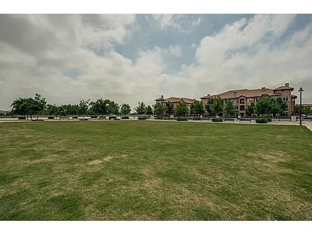 Area is near park and lake in La Villita Community.

