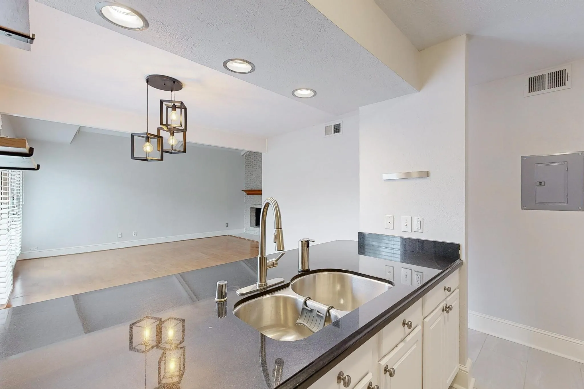 Condominium For Sale in Dallas County , 5916 Sandhurst Lane 234, Dallas, Texas 75206, 2 Bedroom, 2 Bathroom, Garage spaces, 1,050 Sqft, built in 1967, mls#21360524, Real Estate Agent in Dallas, Homes For Sale in Dallas county, Homes For Sale in Dallas, Realtor in Dallas Texas, Real Estate Brokerage Independent Realty Texas, Luminita Cordes Realtor
