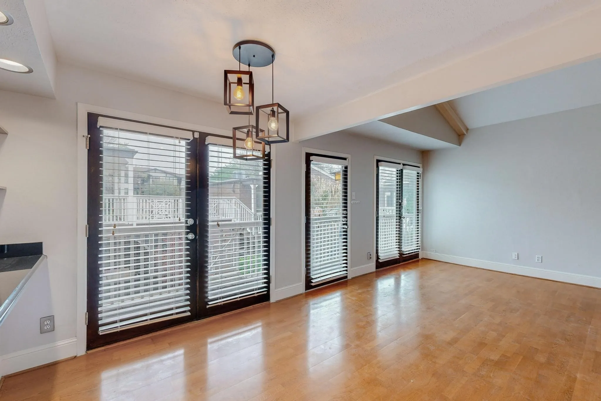 Condominium For Sale in Dallas County , 5916 Sandhurst Lane 234, Dallas, Texas 75206, 2 Bedroom, 2 Bathroom, Garage spaces, 1,050 Sqft, built in 1967, mls#21360524, Real Estate Agent in Dallas, Homes For Sale in Dallas county, Homes For Sale in Dallas, Realtor in Dallas Texas, Real Estate Brokerage Independent Realty Texas, Luminita Cordes Realtor