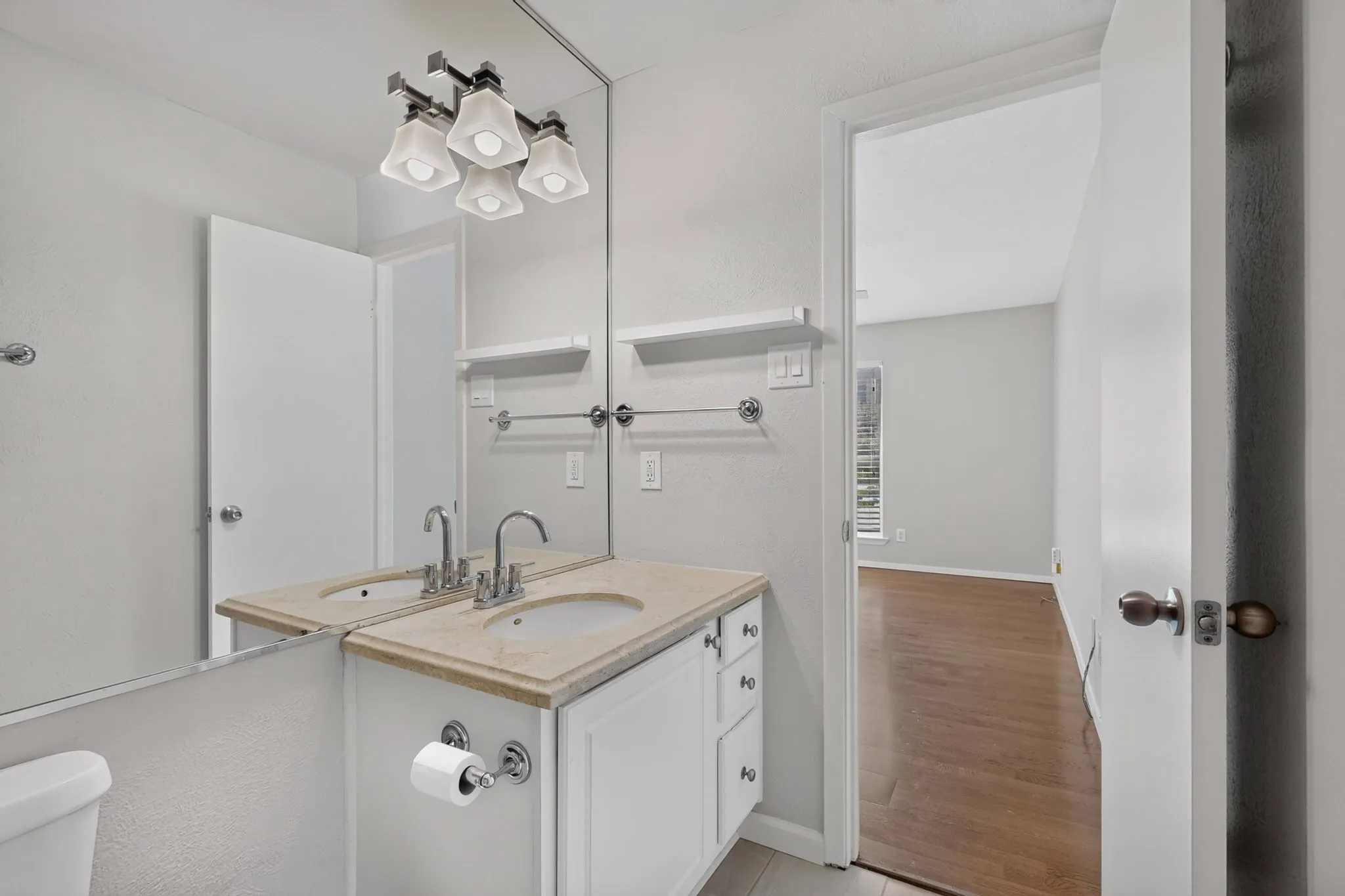 Condominium For Sale in Dallas County , 5916 Sandhurst Lane 234, Dallas, Texas 75206, 2 Bedroom, 2 Bathroom, Garage spaces, 1,050 Sqft, built in 1967, mls#21360524, Real Estate Agent in Dallas, Homes For Sale in Dallas county, Homes For Sale in Dallas, Realtor in Dallas Texas, Real Estate Brokerage Independent Realty Texas, Luminita Cordes Realtor