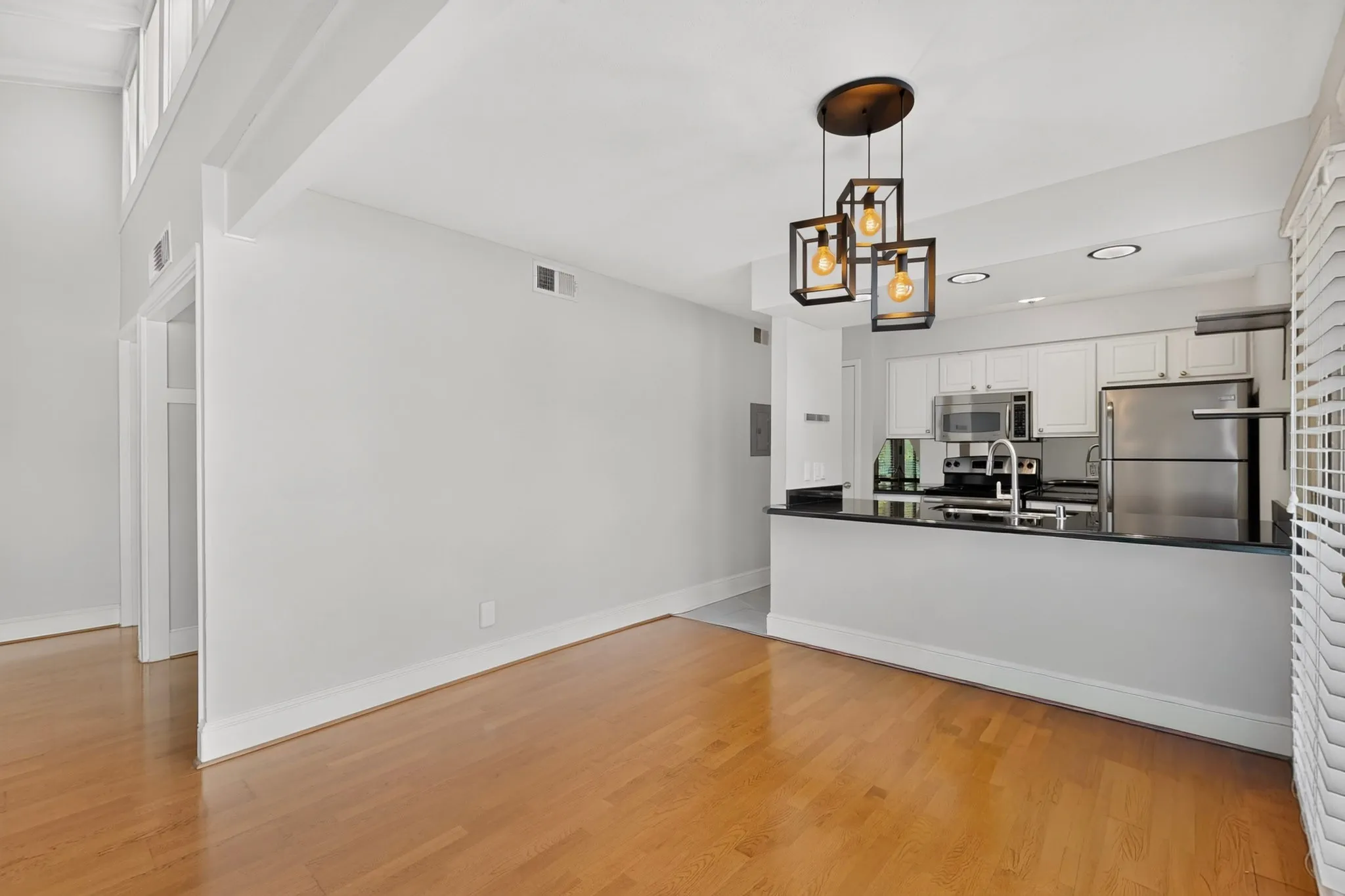 Condominium For Sale in Dallas County , 5916 Sandhurst Lane 234, Dallas, Texas 75206, 2 Bedroom, 2 Bathroom, Garage spaces, 1,050 Sqft, built in 1967, mls#21360524, Real Estate Agent in Dallas, Homes For Sale in Dallas county, Homes For Sale in Dallas, Realtor in Dallas Texas, Real Estate Brokerage Independent Realty Texas, Luminita Cordes Realtor