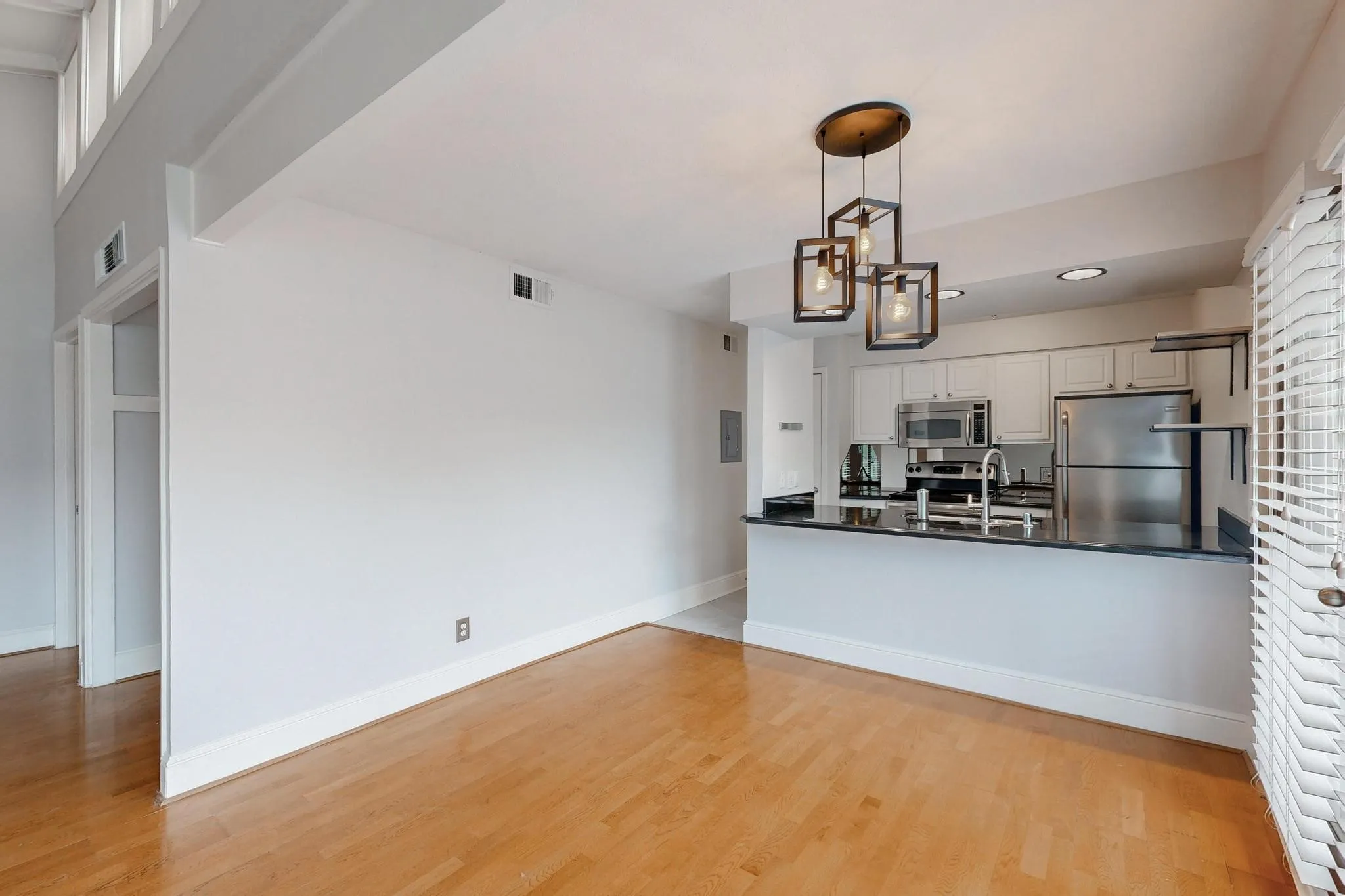 Condominium For Sale in Dallas County , 5916 Sandhurst Lane 234, Dallas, Texas 75206, 2 Bedroom, 2 Bathroom, Garage spaces, 1,050 Sqft, built in 1967, mls#21360524, Real Estate Agent in Dallas, Homes For Sale in Dallas county, Homes For Sale in Dallas, Realtor in Dallas Texas, Real Estate Brokerage Independent Realty Texas, Luminita Cordes Realtor
