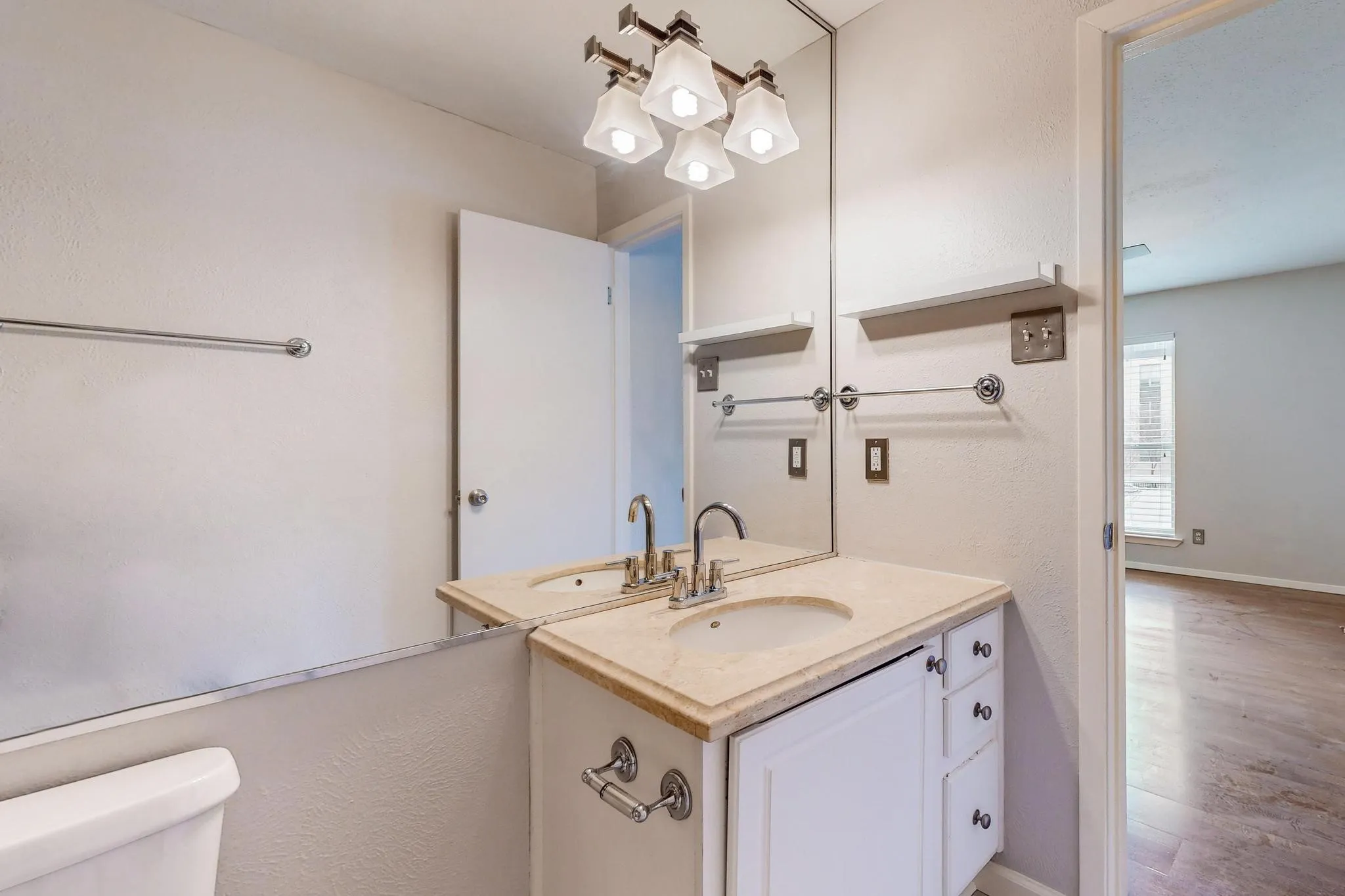 Condominium For Sale in Dallas County , 5916 Sandhurst Lane 234, Dallas, Texas 75206, 2 Bedroom, 2 Bathroom, Garage spaces, 1,050 Sqft, built in 1967, mls#21360524, Real Estate Agent in Dallas, Homes For Sale in Dallas county, Homes For Sale in Dallas, Realtor in Dallas Texas, Real Estate Brokerage Independent Realty Texas, Luminita Cordes Realtor