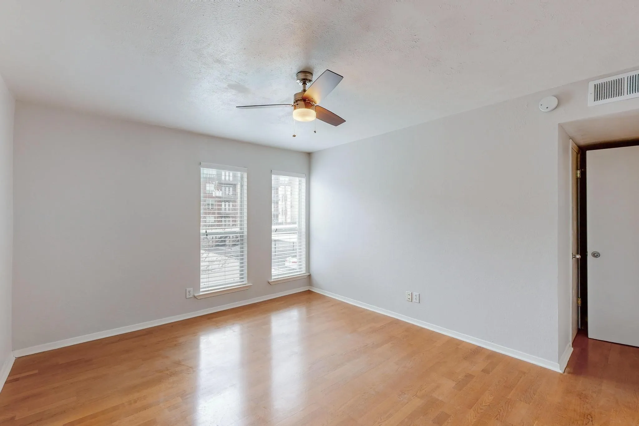Condominium For Sale in Dallas County , 5916 Sandhurst Lane 234, Dallas, Texas 75206, 2 Bedroom, 2 Bathroom, Garage spaces, 1,050 Sqft, built in 1967, mls#21360524, Real Estate Agent in Dallas, Homes For Sale in Dallas county, Homes For Sale in Dallas, Realtor in Dallas Texas, Real Estate Brokerage Independent Realty Texas, Luminita Cordes Realtor