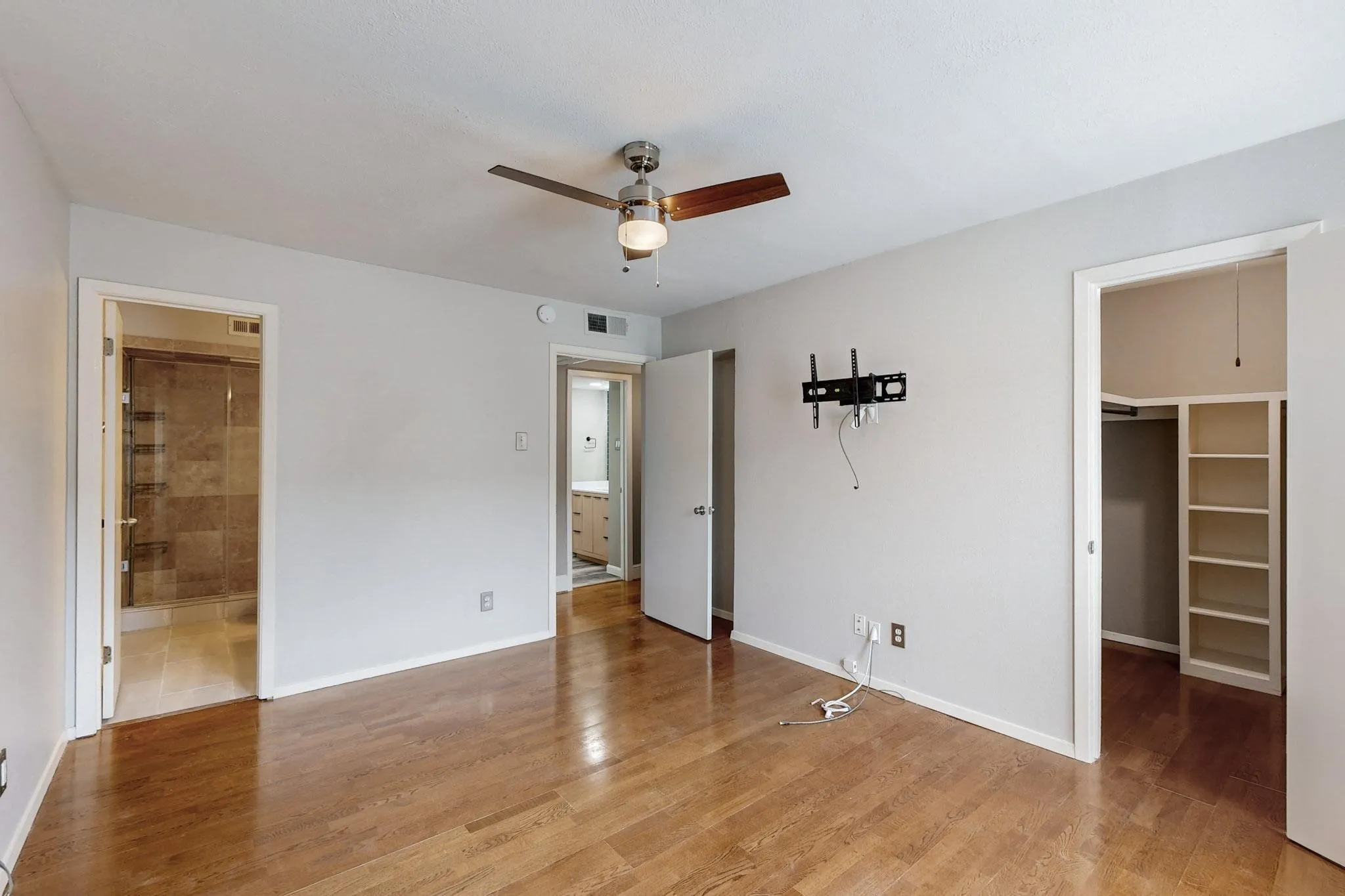 Condominium For Sale in Dallas County , 5916 Sandhurst Lane 234, Dallas, Texas 75206, 2 Bedroom, 2 Bathroom, Garage spaces, 1,050 Sqft, built in 1967, mls#21360524, Real Estate Agent in Dallas, Homes For Sale in Dallas county, Homes For Sale in Dallas, Realtor in Dallas Texas, Real Estate Brokerage Independent Realty Texas, Luminita Cordes Realtor
