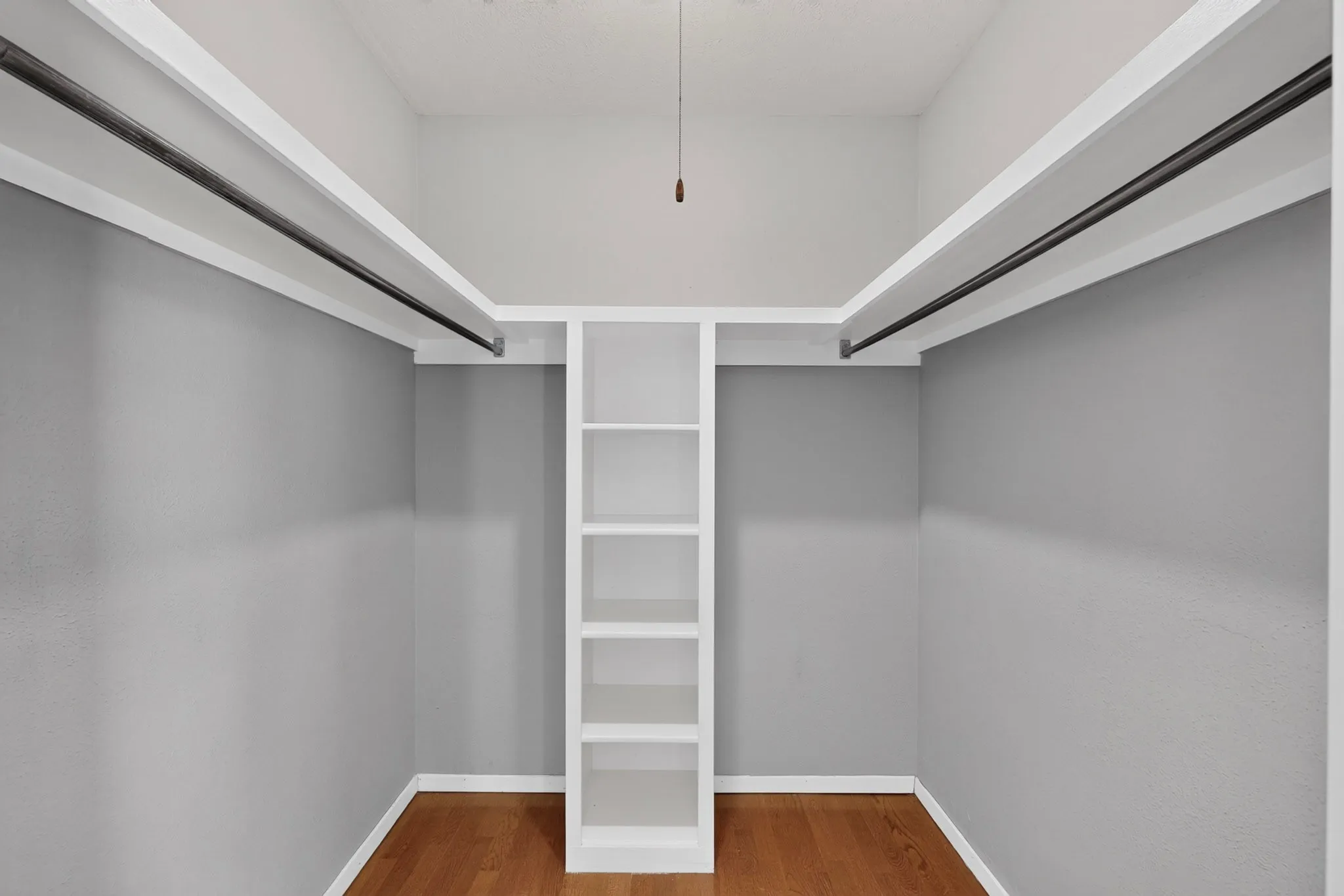 Condominium For Sale in Dallas County , 5916 Sandhurst Lane 234, Dallas, Texas 75206, 2 Bedroom, 2 Bathroom, Garage spaces, 1,050 Sqft, built in 1967, mls#21360524, Real Estate Agent in Dallas, Homes For Sale in Dallas county, Homes For Sale in Dallas, Realtor in Dallas Texas, Real Estate Brokerage Independent Realty Texas, Luminita Cordes Realtor