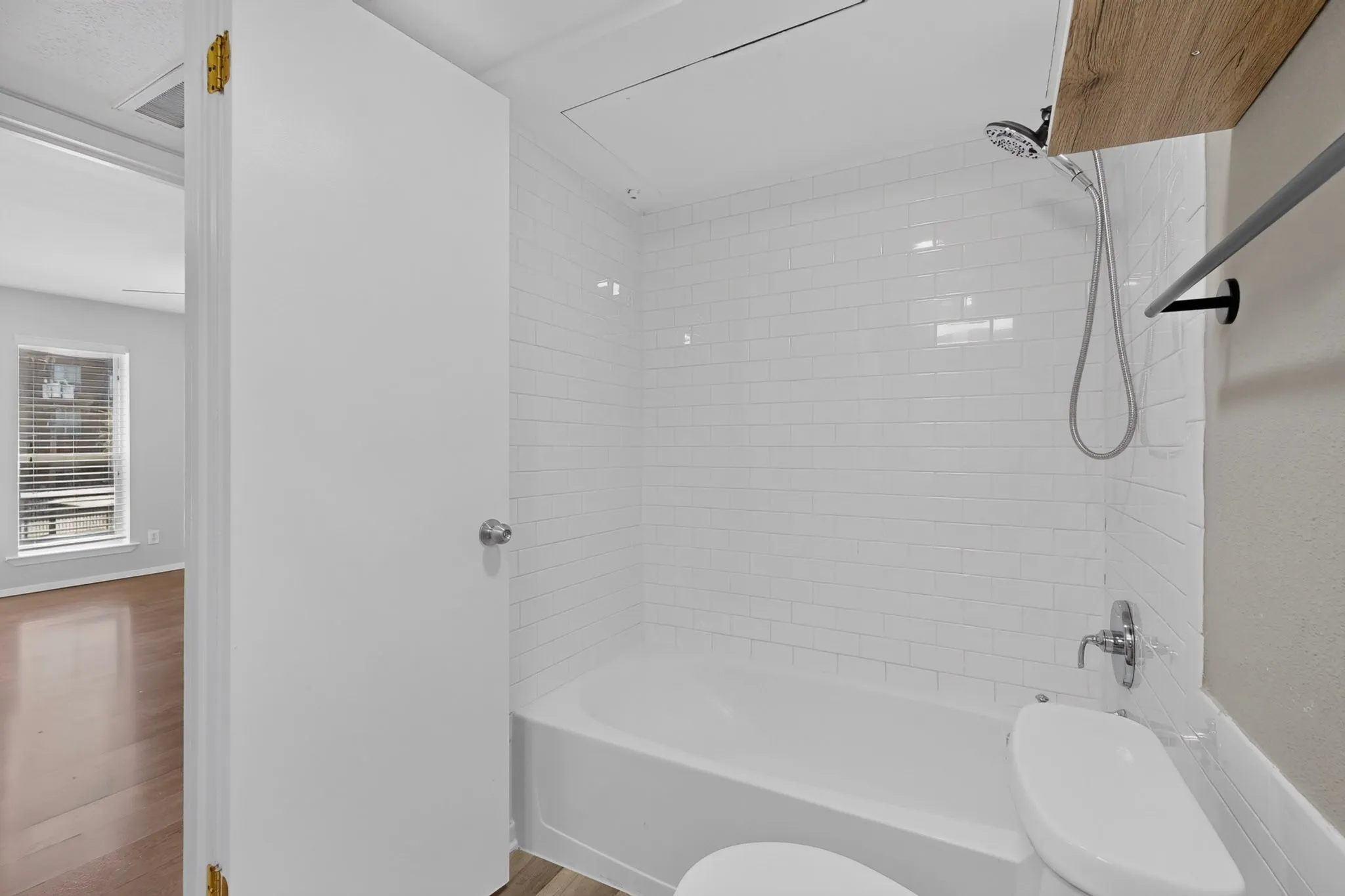 Condominium For Sale in Dallas County , 5916 Sandhurst Lane 234, Dallas, Texas 75206, 2 Bedroom, 2 Bathroom, Garage spaces, 1,050 Sqft, built in 1967, mls#21360524, Real Estate Agent in Dallas, Homes For Sale in Dallas county, Homes For Sale in Dallas, Realtor in Dallas Texas, Real Estate Brokerage Independent Realty Texas, Luminita Cordes Realtor