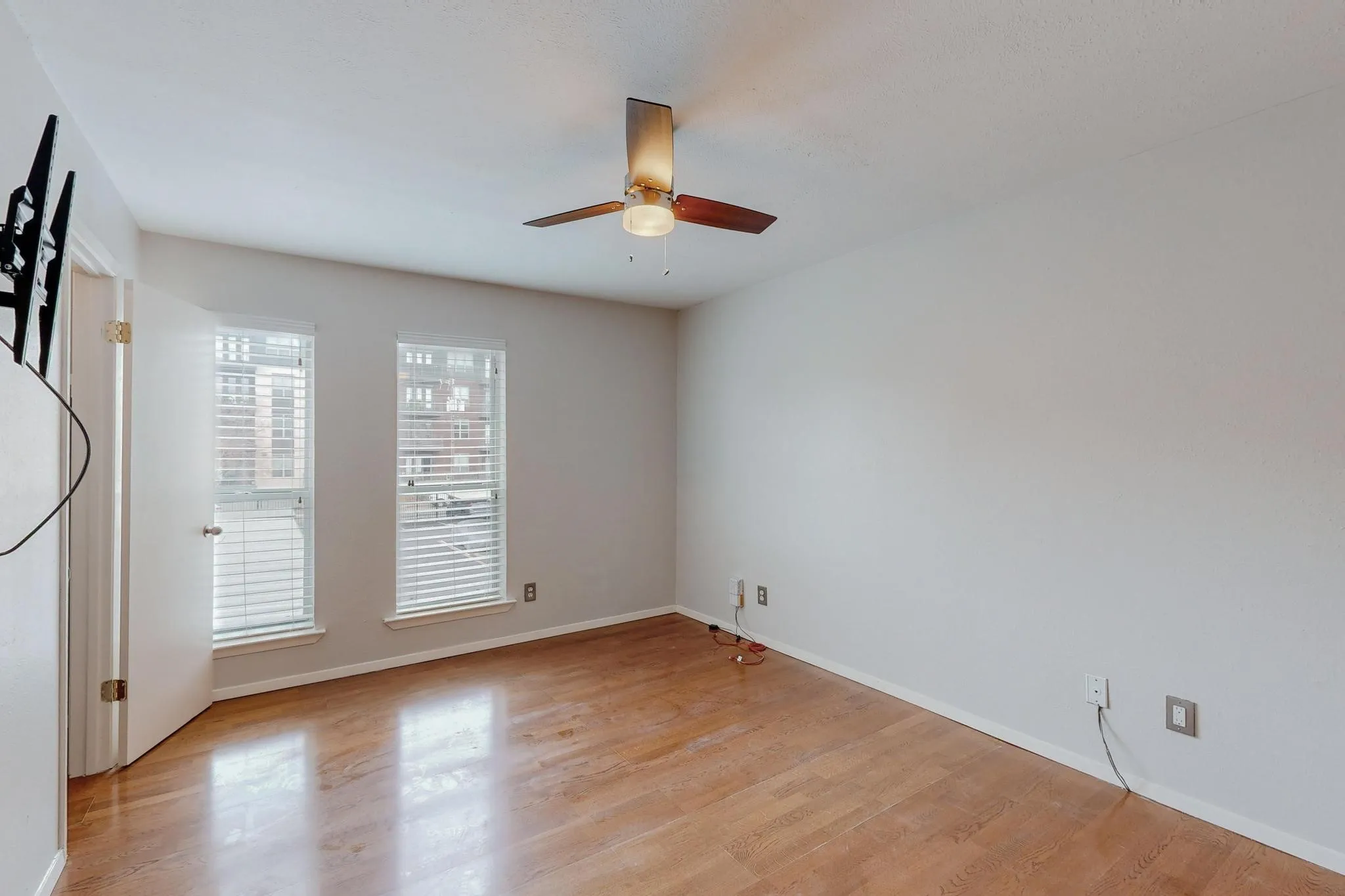 Condominium For Sale in Dallas County , 5916 Sandhurst Lane 234, Dallas, Texas 75206, 2 Bedroom, 2 Bathroom, Garage spaces, 1,050 Sqft, built in 1967, mls#21360524, Real Estate Agent in Dallas, Homes For Sale in Dallas county, Homes For Sale in Dallas, Realtor in Dallas Texas, Real Estate Brokerage Independent Realty Texas, Luminita Cordes Realtor