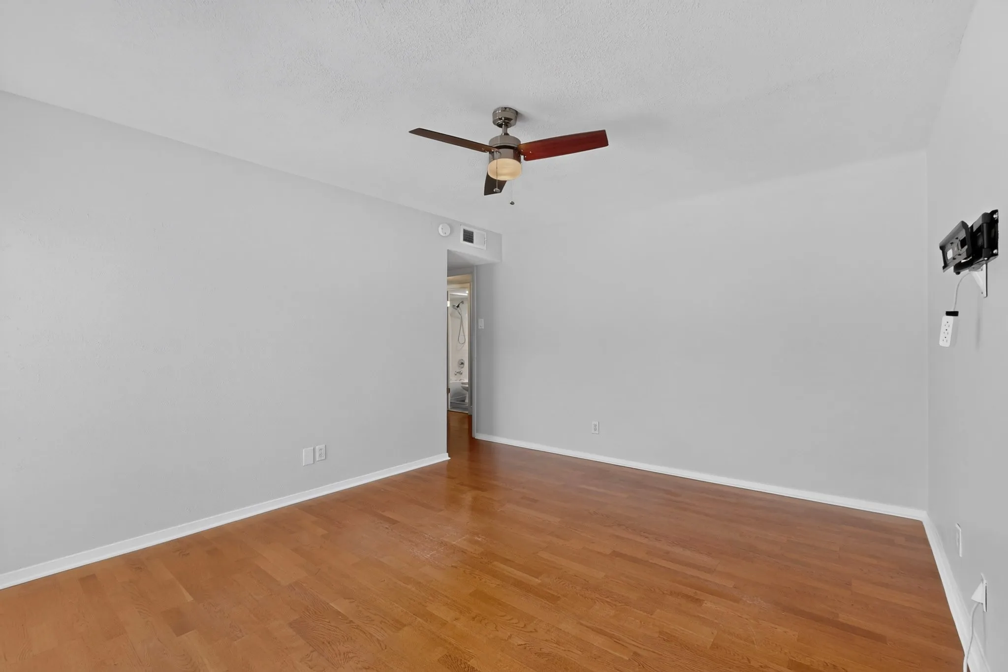 Condominium For Sale in Dallas County , 5916 Sandhurst Lane 234, Dallas, Texas 75206, 2 Bedroom, 2 Bathroom, Garage spaces, 1,050 Sqft, built in 1967, mls#21360524, Real Estate Agent in Dallas, Homes For Sale in Dallas county, Homes For Sale in Dallas, Realtor in Dallas Texas, Real Estate Brokerage Independent Realty Texas, Luminita Cordes Realtor
