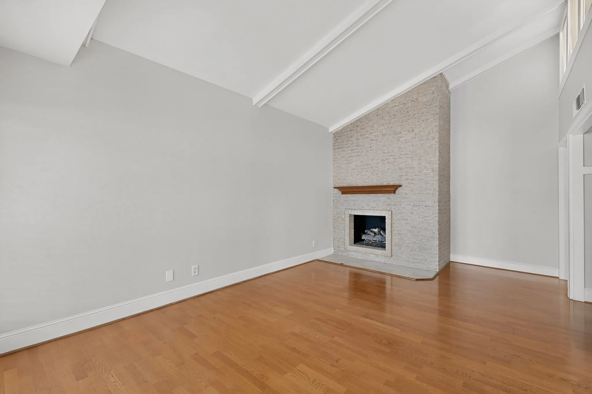 Condominium For Sale in Dallas County , 5916 Sandhurst Lane 234, Dallas, Texas 75206, 2 Bedroom, 2 Bathroom, Garage spaces, 1,050 Sqft, built in 1967, mls#21360524, Real Estate Agent in Dallas, Homes For Sale in Dallas county, Homes For Sale in Dallas, Realtor in Dallas Texas, Real Estate Brokerage Independent Realty Texas, Luminita Cordes Realtor