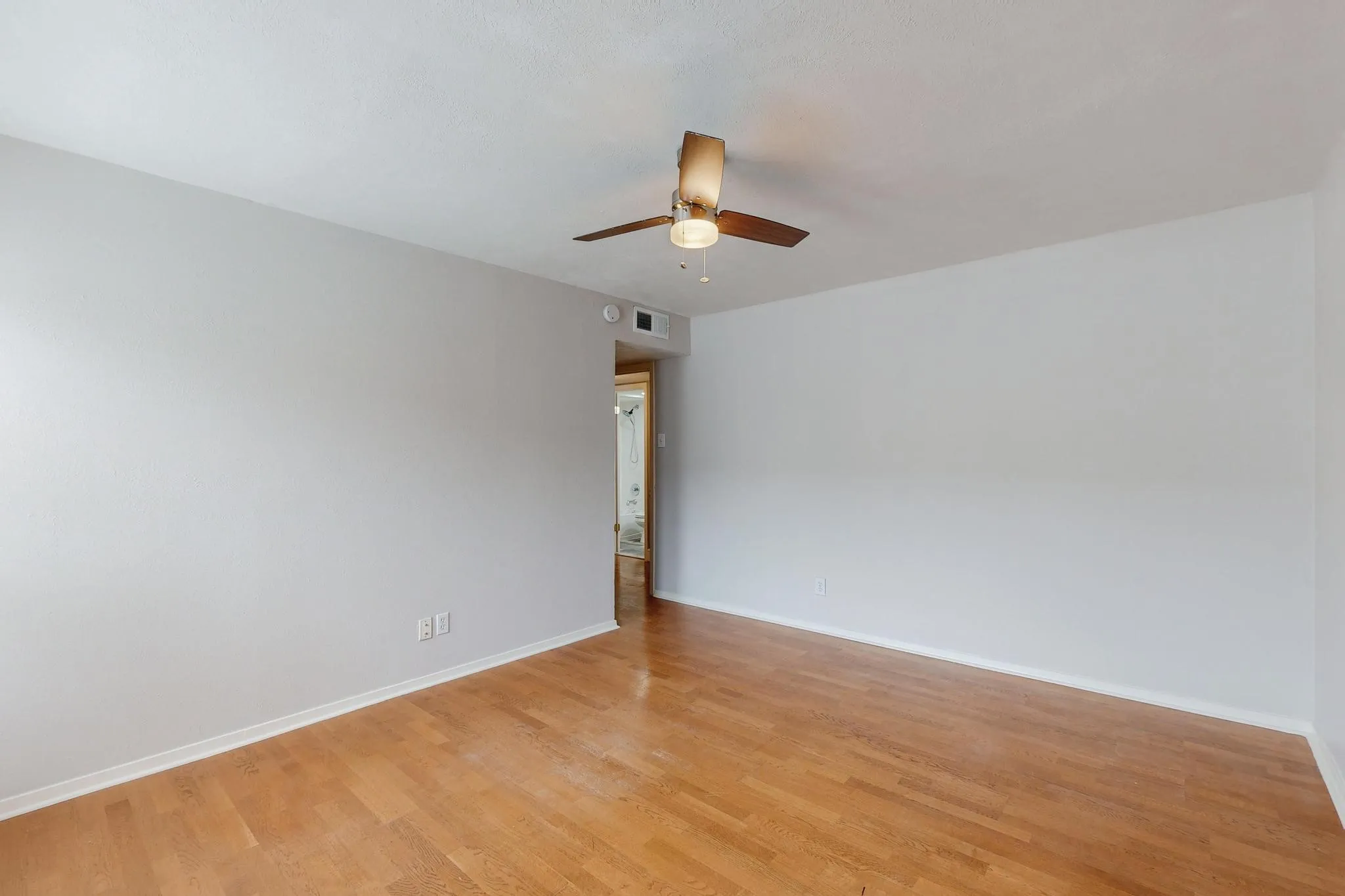 Condominium For Sale in Dallas County , 5916 Sandhurst Lane 234, Dallas, Texas 75206, 2 Bedroom, 2 Bathroom, Garage spaces, 1,050 Sqft, built in 1967, mls#21360524, Real Estate Agent in Dallas, Homes For Sale in Dallas county, Homes For Sale in Dallas, Realtor in Dallas Texas, Real Estate Brokerage Independent Realty Texas, Luminita Cordes Realtor