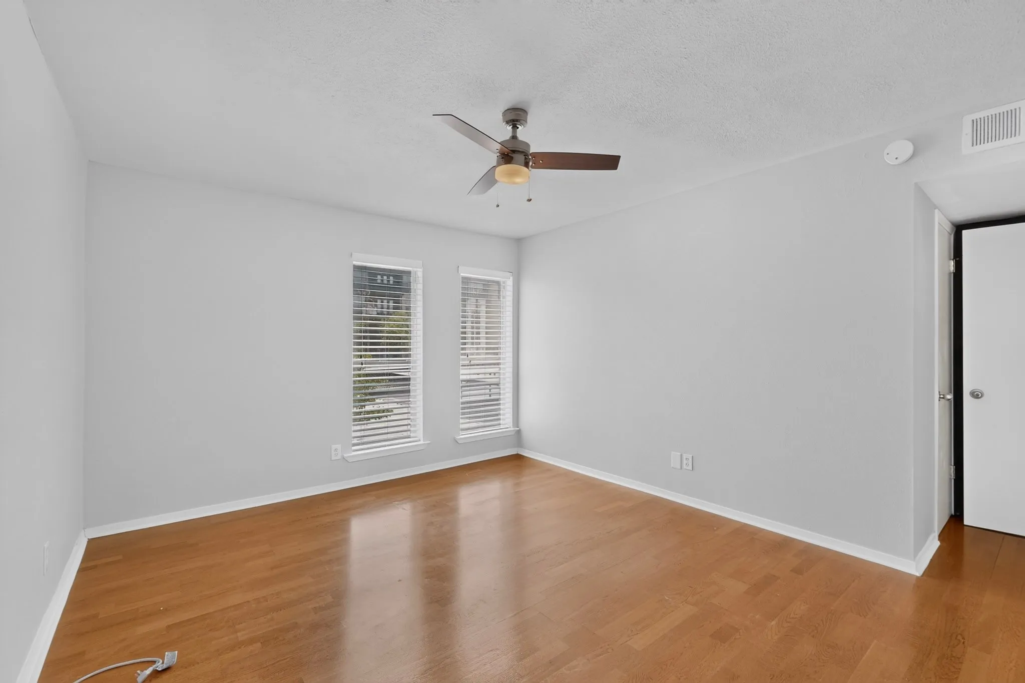 Condominium For Sale in Dallas County , 5916 Sandhurst Lane 234, Dallas, Texas 75206, 2 Bedroom, 2 Bathroom, Garage spaces, 1,050 Sqft, built in 1967, mls#21360524, Real Estate Agent in Dallas, Homes For Sale in Dallas county, Homes For Sale in Dallas, Realtor in Dallas Texas, Real Estate Brokerage Independent Realty Texas, Luminita Cordes Realtor