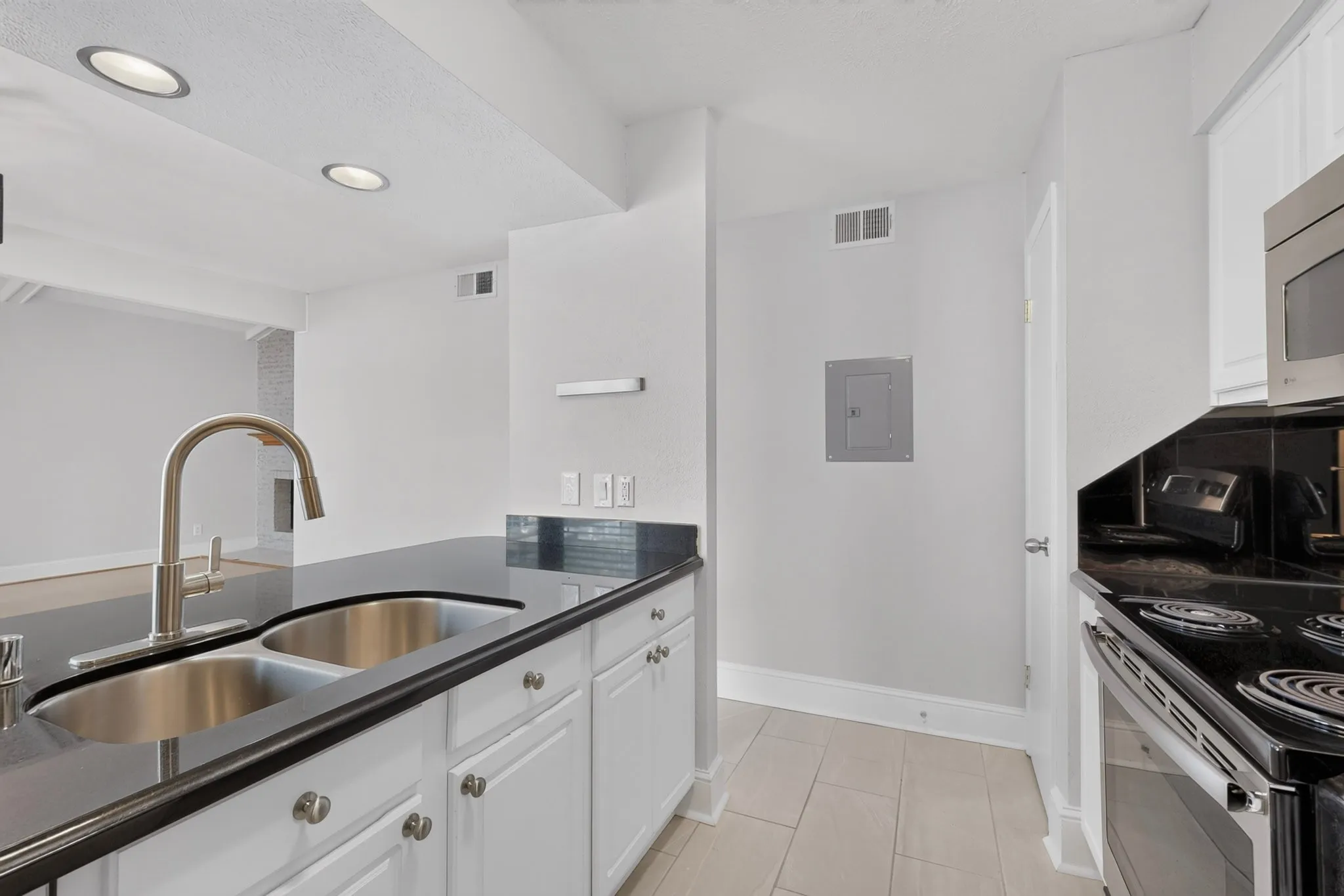 Condominium For Sale in Dallas County , 5916 Sandhurst Lane 234, Dallas, Texas 75206, 2 Bedroom, 2 Bathroom, Garage spaces, 1,050 Sqft, built in 1967, mls#21360524, Real Estate Agent in Dallas, Homes For Sale in Dallas county, Homes For Sale in Dallas, Realtor in Dallas Texas, Real Estate Brokerage Independent Realty Texas, Luminita Cordes Realtor