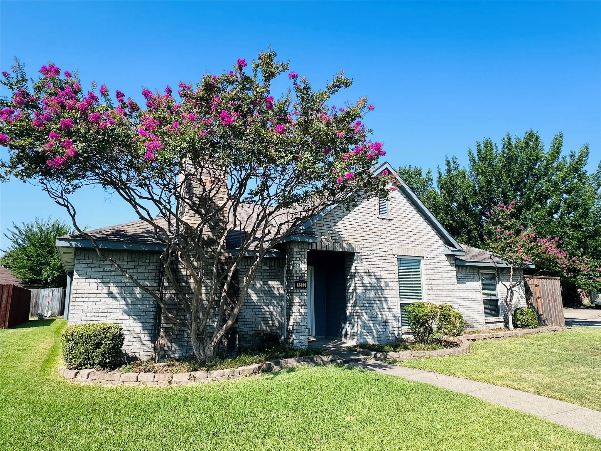 Single Family Residence For Sale in Dallas County , 7510 Beverly Drive, Rowlett, Texas 75089, 4 Bedroom, 2 Bathroom, 2 Garage spaces, 1,760 Sqft, built in 1987, mls#21359925, Real Estate Agent in Rowlett, Homes For Sale in Dallas county, Homes For Sale in Rowlett, Realtor in Rowlett Texas, Real Estate Brokerage Independent Realty Texas, Luminita Cordes Realtor