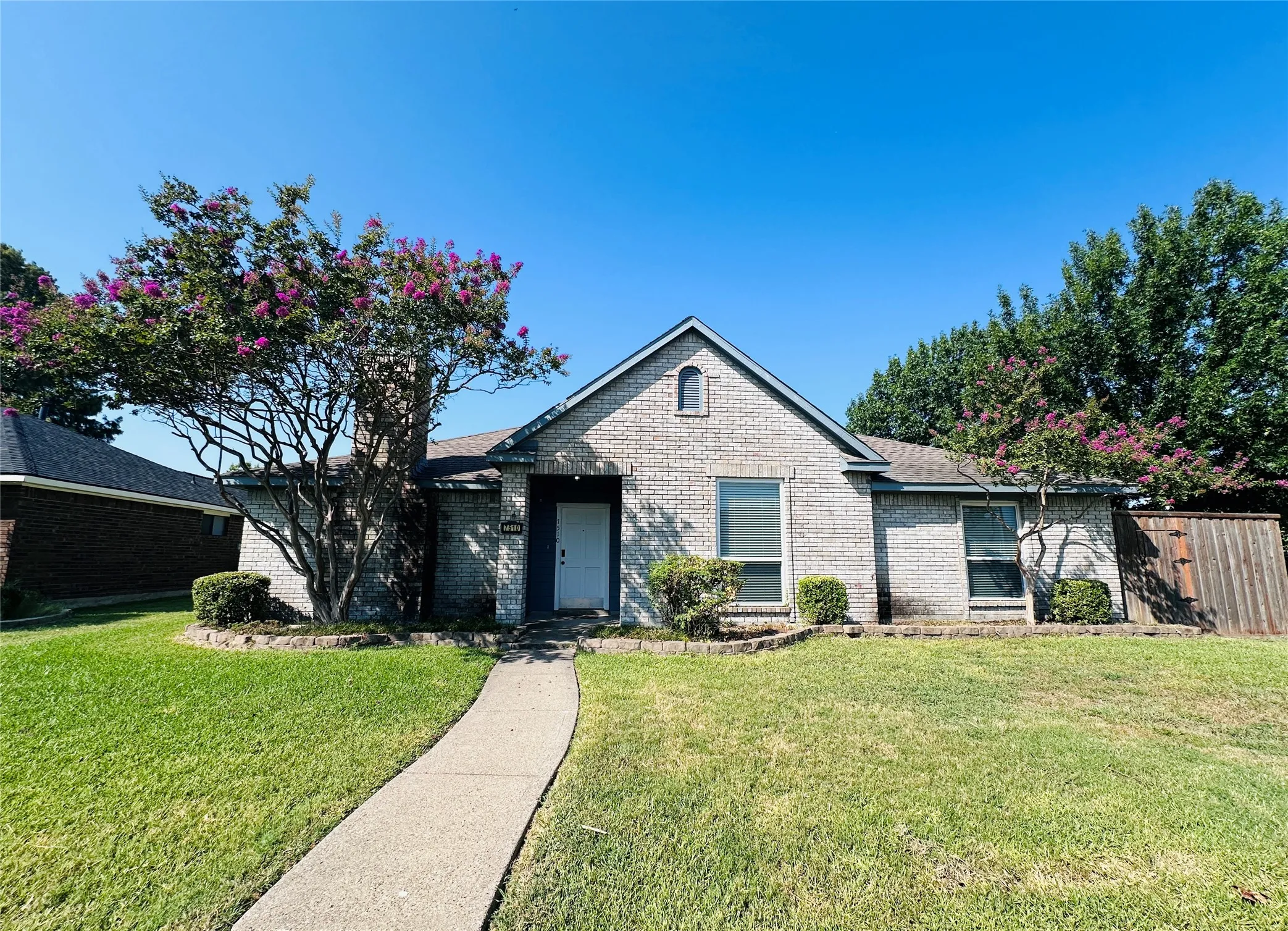 Single Family Residence For Sale in Dallas County , 7510 Beverly Drive, Rowlett, Texas 75089, 4 Bedroom, 2 Bathroom, 2 Garage spaces, 1,760 Sqft, built in 1987, mls#21359925, Real Estate Agent in Rowlett, Homes For Sale in Dallas county, Homes For Sale in Rowlett, Realtor in Rowlett Texas, Real Estate Brokerage Independent Realty Texas, Luminita Cordes Realtor