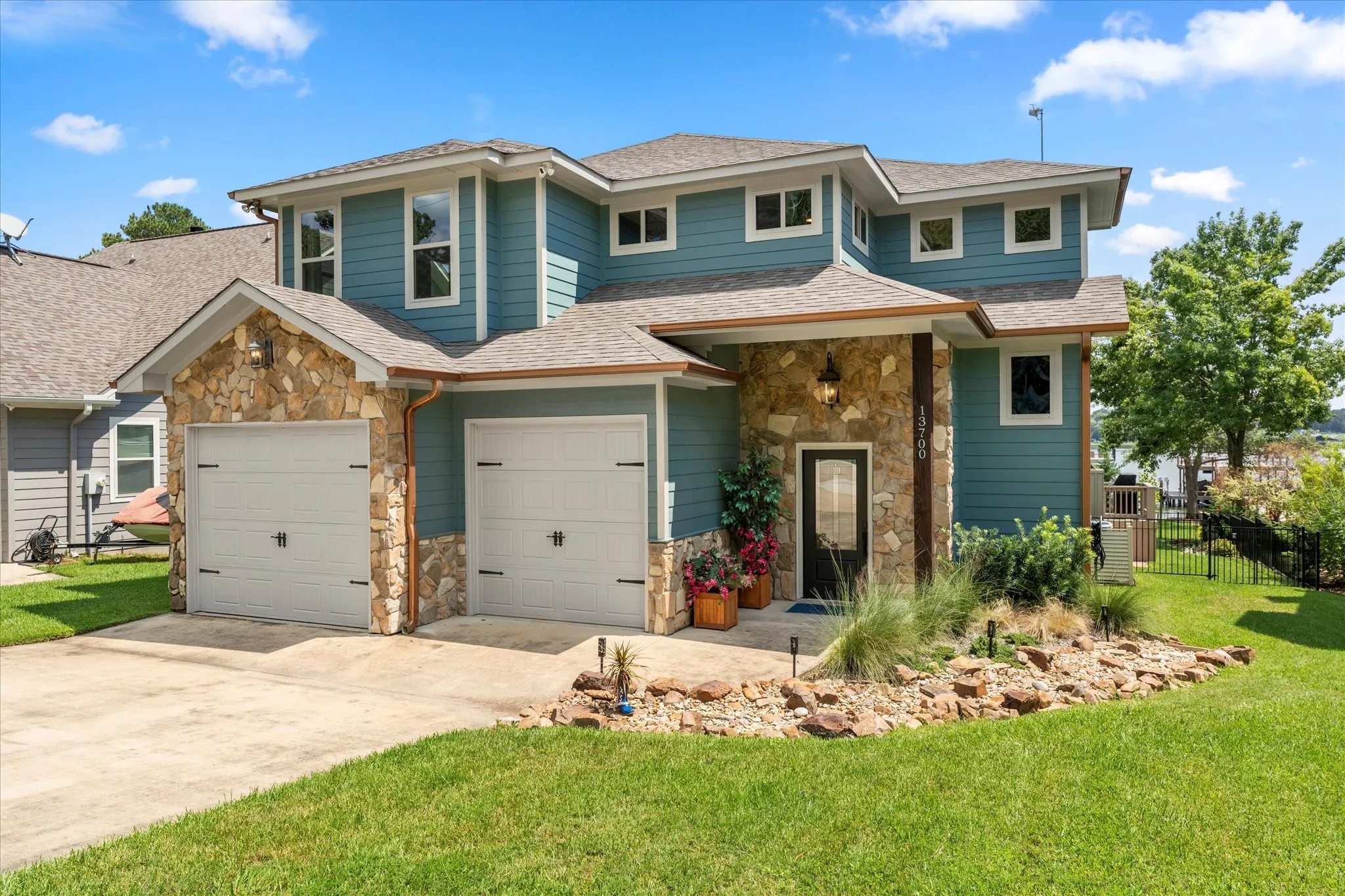 Single Family Residence For Sale in Henderson County , 13700 Park Harbor Drive, Eustace, Texas 75124, 4 Bedroom, 4 Bathroom, 2 Garage spaces, 2,616 Sqft, built in 2014, mls#21360530, Real Estate Agent in Eustace, Homes For Sale in Henderson county, Homes For Sale in Eustace, Realtor in Eustace Texas, Real Estate Brokerage Independent Realty Texas, Luminita Cordes Realtor
