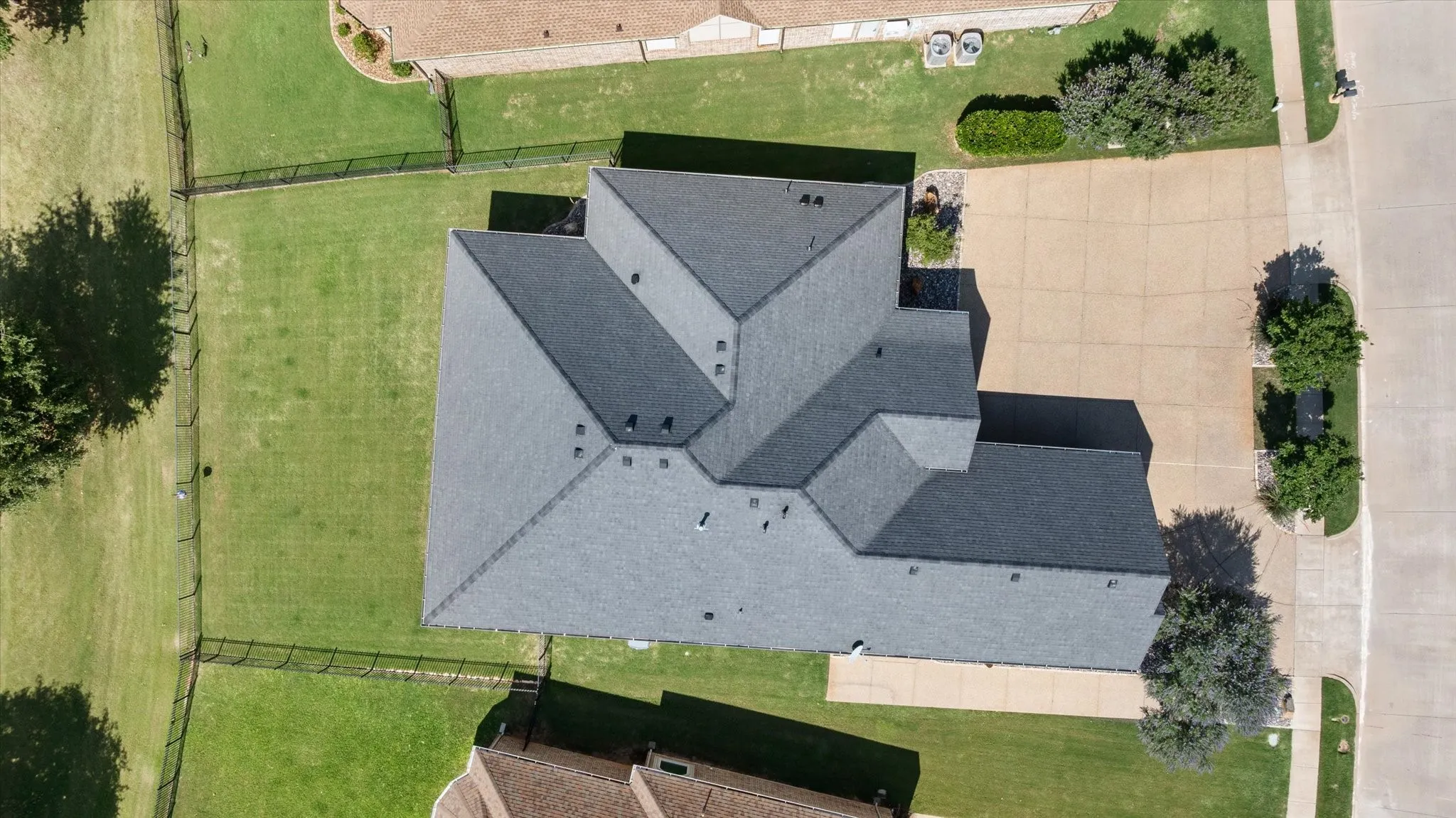 Single Family Residence For Sale in Hood County , 2603 Waters Edge Drive, Granbury, Texas 76048, 3 Bedroom, 3 Bathroom, 2 Garage spaces, 2,560 Sqft, built in 2017, mls#21333736, Real Estate Agent in Granbury, Homes For Sale in Hood county, Homes For Sale in Granbury, Realtor in Granbury Texas, Real Estate Brokerage Independent Realty Texas, Luminita Cordes Realtor