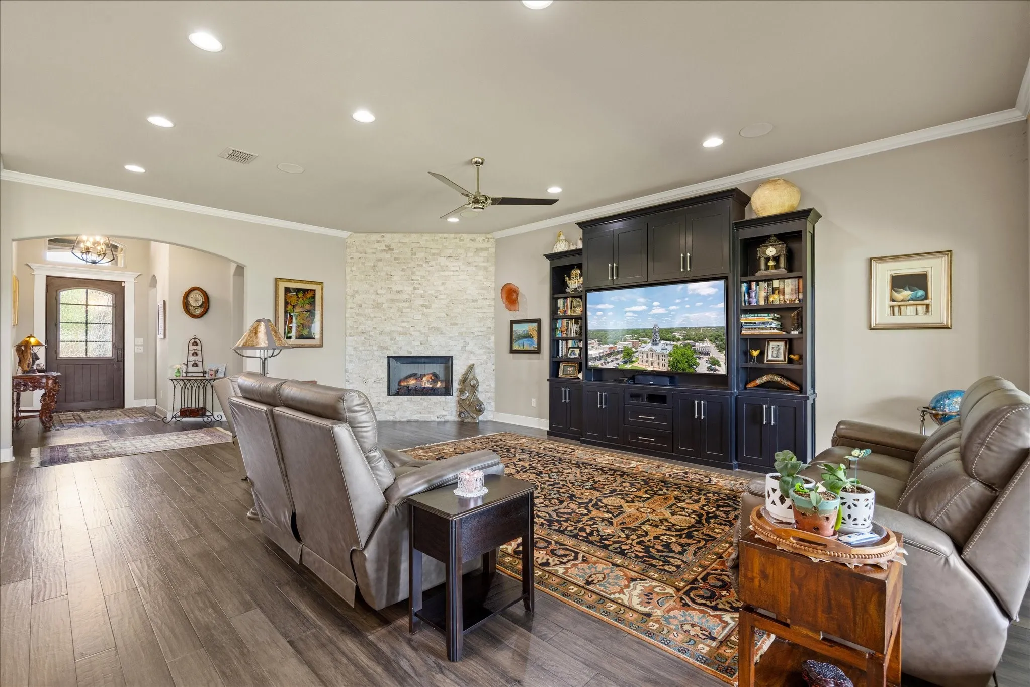 Single Family Residence For Sale in Hood County , 2603 Waters Edge Drive, Granbury, Texas 76048, 3 Bedroom, 3 Bathroom, 2 Garage spaces, 2,560 Sqft, built in 2017, mls#21333736, Real Estate Agent in Granbury, Homes For Sale in Hood county, Homes For Sale in Granbury, Realtor in Granbury Texas, Real Estate Brokerage Independent Realty Texas, Luminita Cordes Realtor