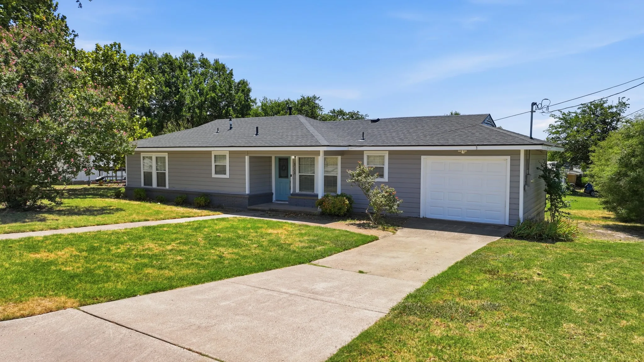 Single Family Residence For Sale in Parker County , 313 W 7th Street, Weatherford, Texas 76086, 3 Bedroom, 1 Bathroom, 1 Garage spaces, 1,135 Sqft, built in 1958, mls#21358328, Real Estate Agent in Weatherford, Homes For Sale in Parker county, Homes For Sale in Weatherford, Realtor in Weatherford Texas, Real Estate Brokerage Independent Realty Texas, Luminita Cordes Realtor