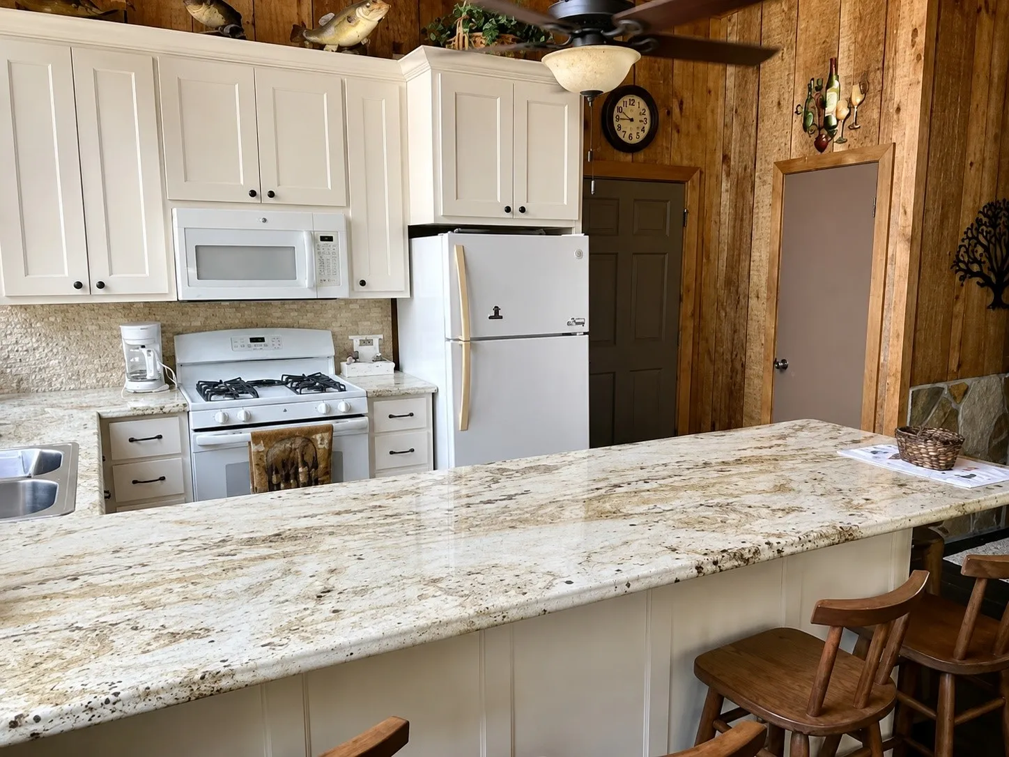 Single Family Residence For Sale in Wood County , 451 County Road 3236, Quitman, Texas 75783, 2 Bedroom, 1 Bathroom, Garage spaces, 810 Sqft, built in 1976, mls#21358075, Real Estate Agent in Quitman, Homes For Sale in Wood county, Homes For Sale in Quitman, Realtor in Quitman Texas, Real Estate Brokerage Independent Realty Texas, Luminita Cordes Realtor