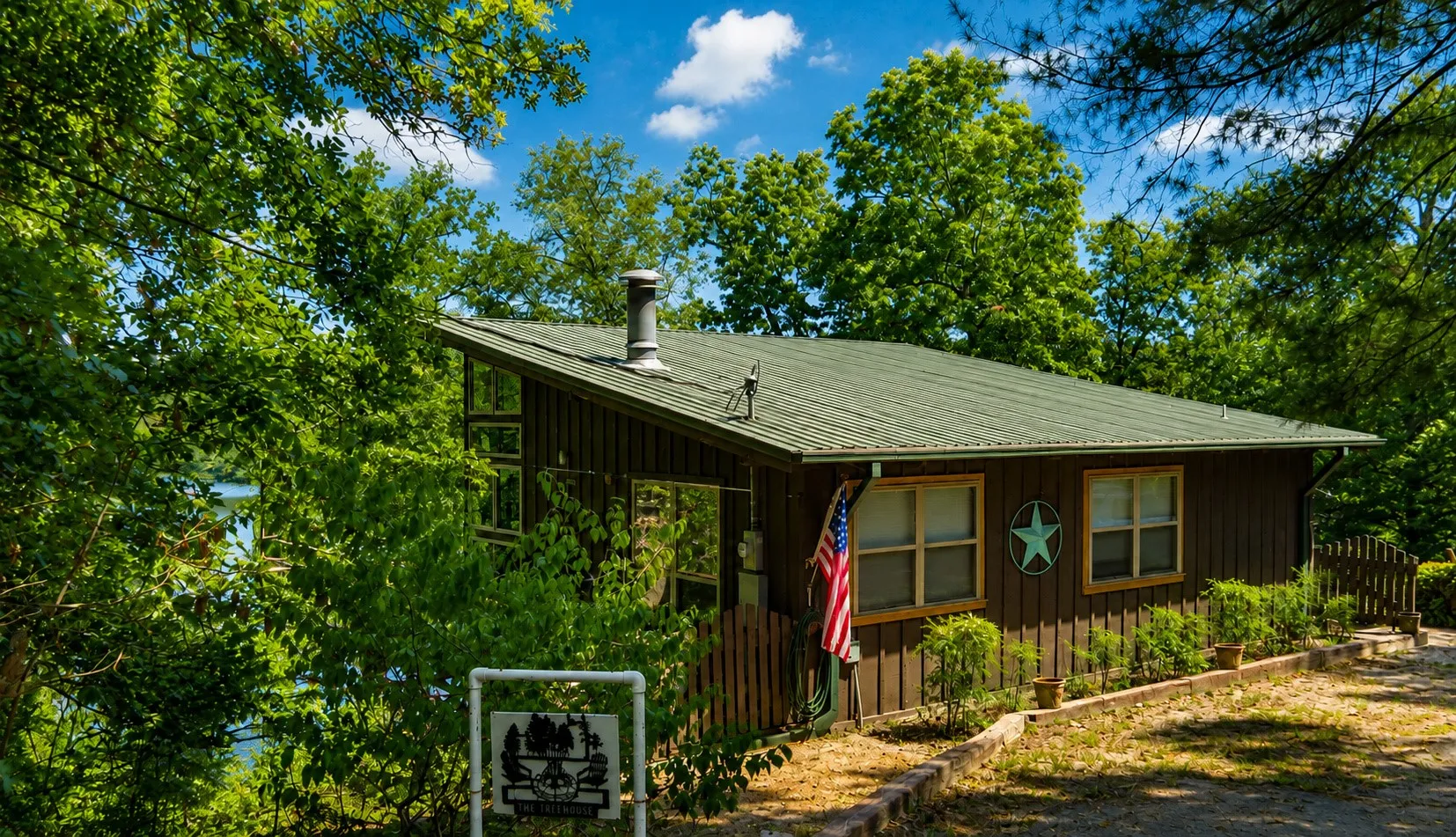 Single Family Residence For Sale in Wood County , 451 County Road 3236, Quitman, Texas 75783, 2 Bedroom, 1 Bathroom, Garage spaces, 810 Sqft, built in 1976, mls#21358075, Real Estate Agent in Quitman, Homes For Sale in Wood county, Homes For Sale in Quitman, Realtor in Quitman Texas, Real Estate Brokerage Independent Realty Texas, Luminita Cordes Realtor