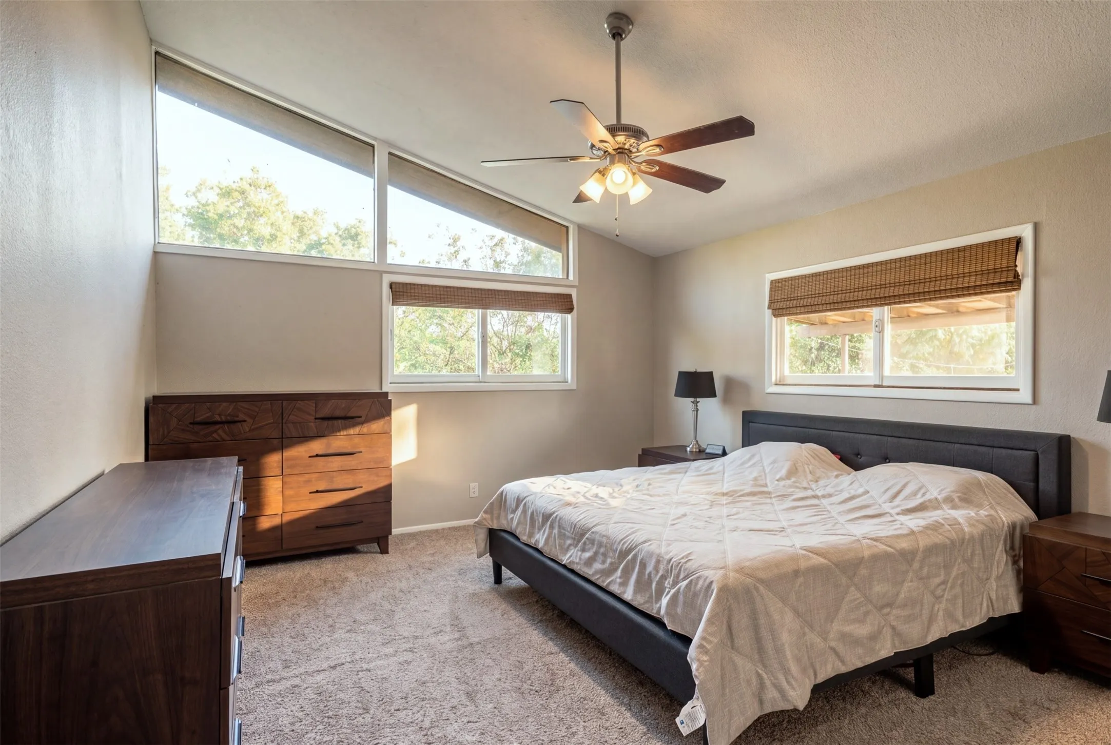 Single Family Residence For Sale in Tarrant County , 2811 Crowley Court, Arlington, Texas 76012, 4 Bedroom, 3 Bathroom, 2 Garage spaces, 2,856 Sqft, built in 1969, mls#21360074, Real Estate Agent in Arlington, Homes For Sale in Tarrant county, Homes For Sale in Arlington, Realtor in Arlington Texas, Real Estate Brokerage Independent Realty Texas, Luminita Cordes Realtor