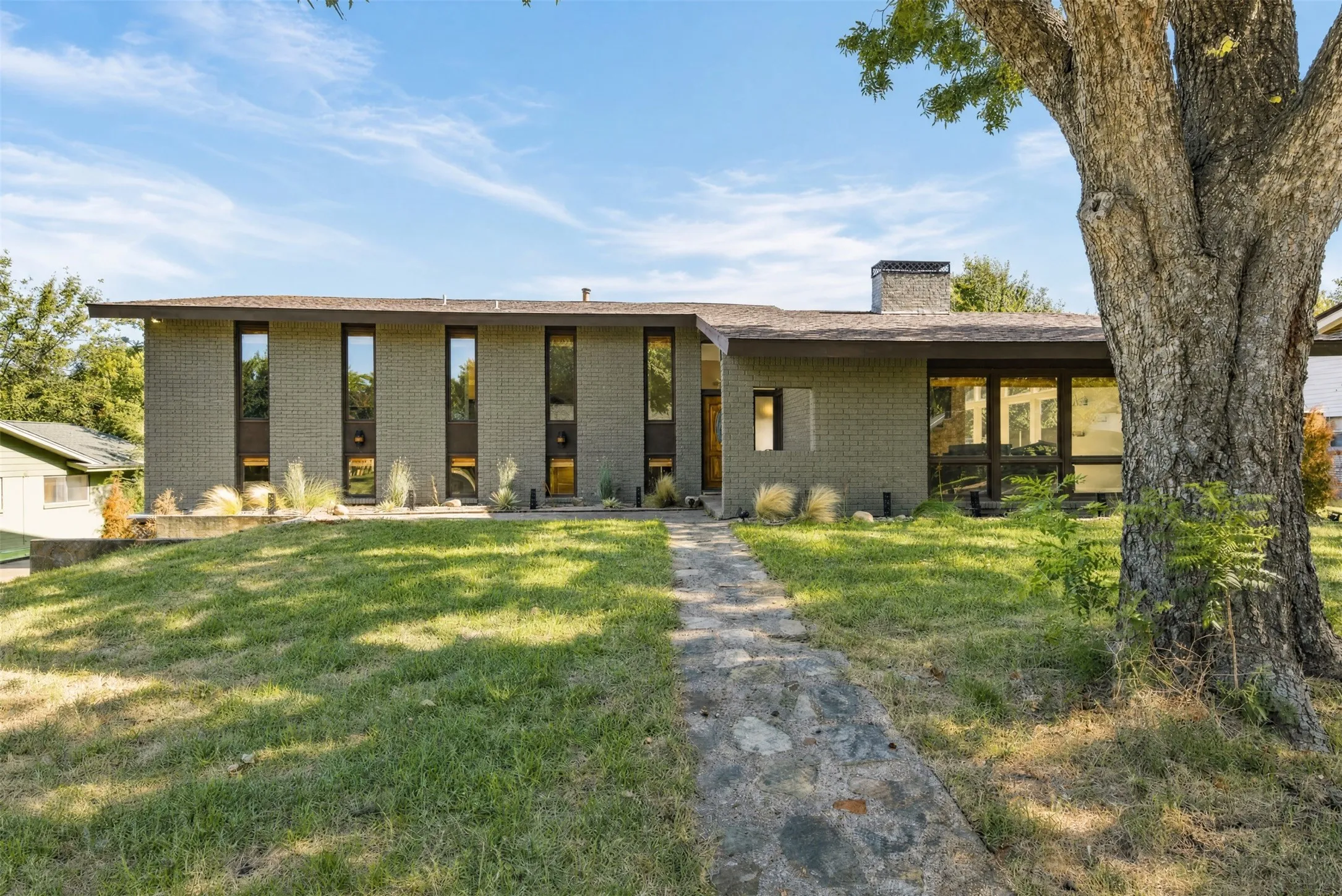 Single Family Residence For Sale in Tarrant County , 2811 Crowley Court, Arlington, Texas 76012, 4 Bedroom, 3 Bathroom, 2 Garage spaces, 2,856 Sqft, built in 1969, mls#21360074, Real Estate Agent in Arlington, Homes For Sale in Tarrant county, Homes For Sale in Arlington, Realtor in Arlington Texas, Real Estate Brokerage Independent Realty Texas, Luminita Cordes Realtor