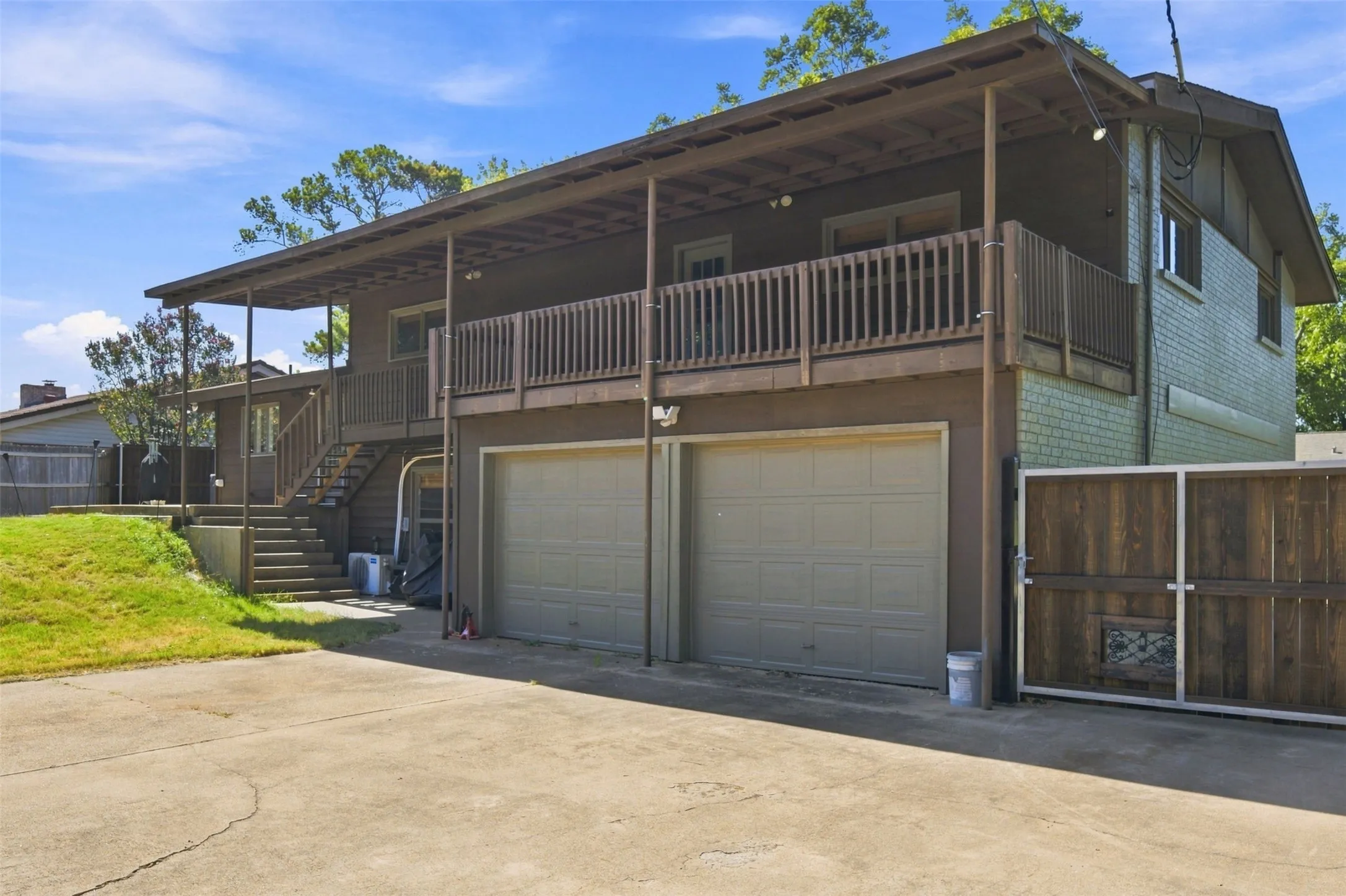 Single Family Residence For Sale in Tarrant County , 2811 Crowley Court, Arlington, Texas 76012, 4 Bedroom, 3 Bathroom, 2 Garage spaces, 2,856 Sqft, built in 1969, mls#21360074, Real Estate Agent in Arlington, Homes For Sale in Tarrant county, Homes For Sale in Arlington, Realtor in Arlington Texas, Real Estate Brokerage Independent Realty Texas, Luminita Cordes Realtor