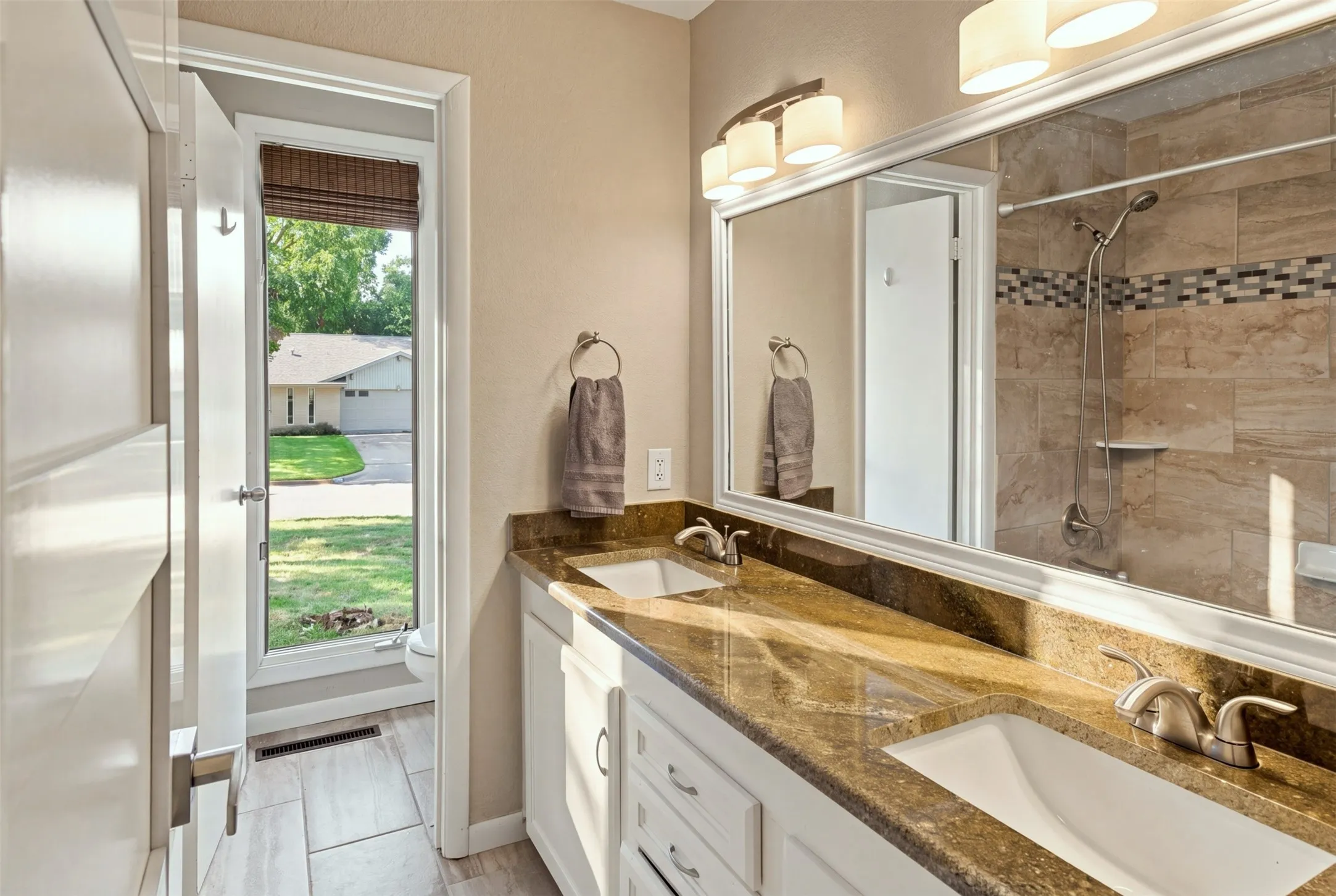 Single Family Residence For Sale in Tarrant County , 2811 Crowley Court, Arlington, Texas 76012, 4 Bedroom, 3 Bathroom, 2 Garage spaces, 2,856 Sqft, built in 1969, mls#21360074, Real Estate Agent in Arlington, Homes For Sale in Tarrant county, Homes For Sale in Arlington, Realtor in Arlington Texas, Real Estate Brokerage Independent Realty Texas, Luminita Cordes Realtor
